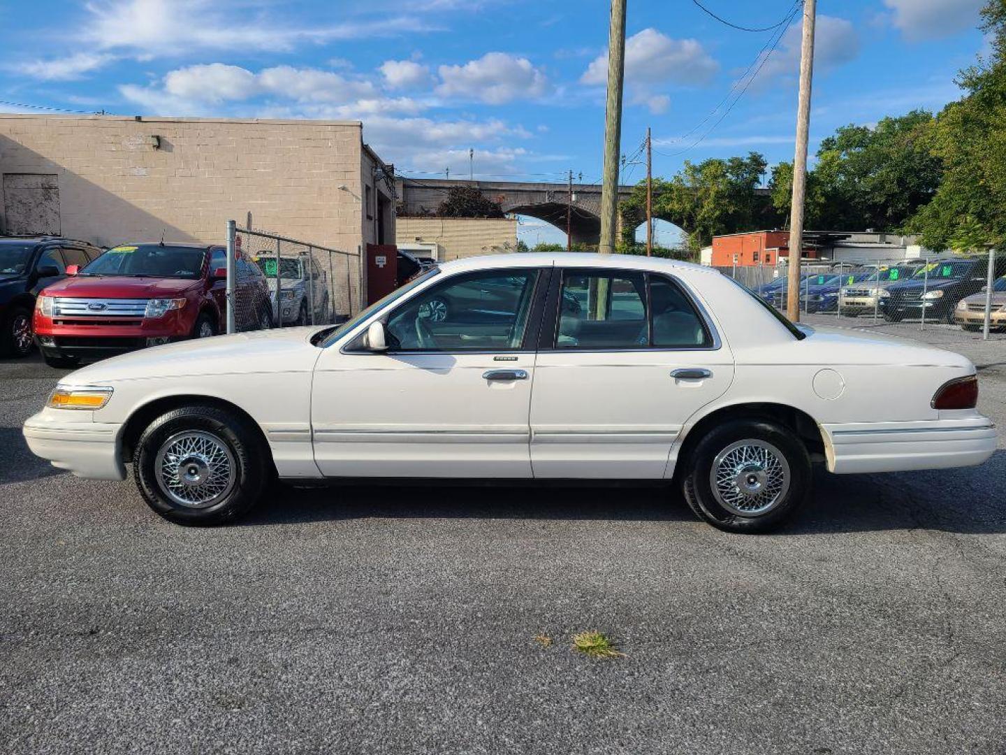 1997 WHITE MERCURY GRAND MARQUIS GS (2MELM74W3VX) with an 4.6L engine, Automatic transmission, located at 117 North Cameron Street, Harrisburg, PA, 17101, (717) 963-8962, 40.267021, -76.875351 - WE FINANCE!!! Good Credit/ Bad Credit/ No Credit - ALL Trade-Ins Welcomed!!! ***Guaranteed Credit Approval*** APPLY ONLINE or CALL us TODAY ;) Please call us to discuss your cash and financing options. - Photo#1