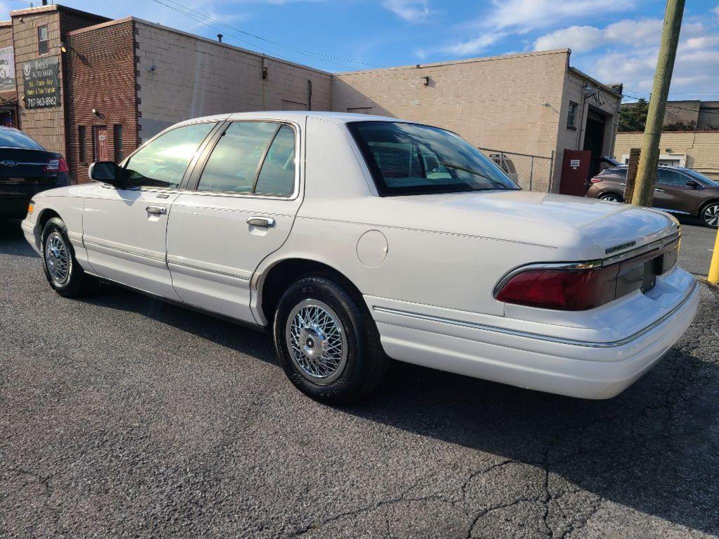 1997 WHITE MERCURY GRAND MARQUIS GS (2MELM74W3VX) with an 4.6L engine, Automatic transmission, located at 117 North Cameron Street, Harrisburg, PA, 17101, (717) 963-8962, 40.267021, -76.875351 - WE FINANCE!!! Good Credit/ Bad Credit/ No Credit - ALL Trade-Ins Welcomed!!! ***Guaranteed Credit Approval*** APPLY ONLINE or CALL us TODAY ;) Please call us to discuss your cash and financing options. - Photo#2