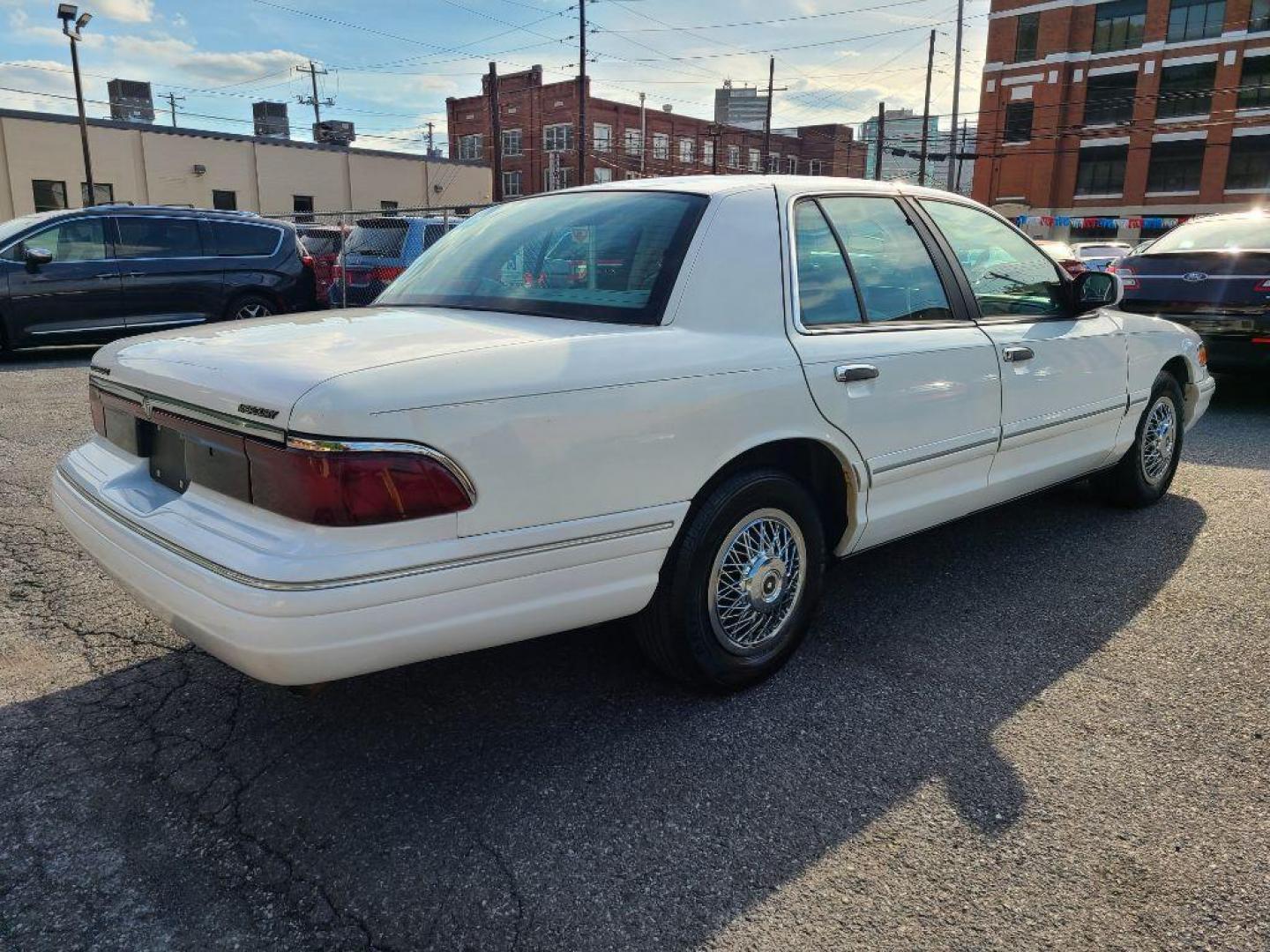1997 WHITE MERCURY GRAND MARQUIS GS (2MELM74W3VX) with an 4.6L engine, Automatic transmission, located at 117 North Cameron Street, Harrisburg, PA, 17101, (717) 963-8962, 40.267021, -76.875351 - WE FINANCE!!! Good Credit/ Bad Credit/ No Credit - ALL Trade-Ins Welcomed!!! ***Guaranteed Credit Approval*** APPLY ONLINE or CALL us TODAY ;) Please call us to discuss your cash and financing options. - Photo#4