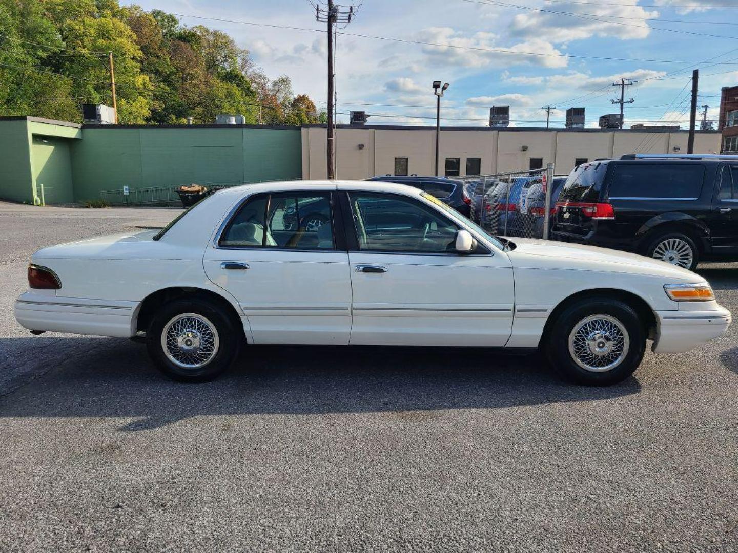1997 WHITE MERCURY GRAND MARQUIS GS (2MELM74W3VX) with an 4.6L engine, Automatic transmission, located at 117 North Cameron Street, Harrisburg, PA, 17101, (717) 963-8962, 40.267021, -76.875351 - WE FINANCE!!! Good Credit/ Bad Credit/ No Credit - ALL Trade-Ins Welcomed!!! ***Guaranteed Credit Approval*** APPLY ONLINE or CALL us TODAY ;) Please call us to discuss your cash and financing options. - Photo#5