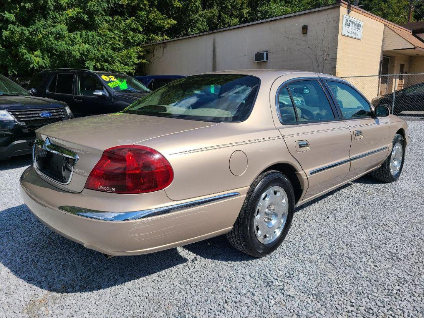 1998 BEIGE LINCOLN CONTINENTAL SEDAN (1LNFM97V7WY) with an 4.6L engine, Automatic transmission, located at 117 North Cameron Street, Harrisburg, PA, 17101, (717) 963-8962, 40.267021, -76.875351 - WE FINANCE!!! Good Credit/ Bad Credit/ No Credit - ALL Trade-Ins Welcomed!!! ***Guaranteed Credit Approval*** APPLY ONLINE or CALL us TODAY ;) Internet Prices and Marketplace Prices are SPECIAL discounted ***CASH DEALS*** Retail Prices are higher. Please call us to discuss your cash and finan - Photo#4