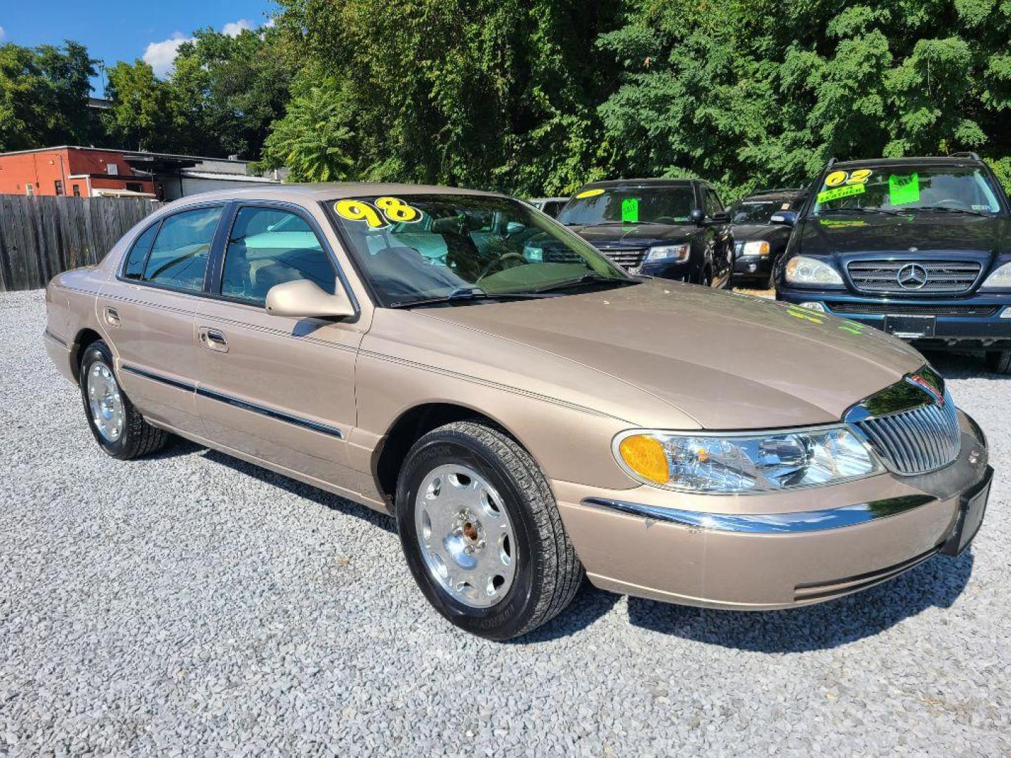 1998 BEIGE LINCOLN CONTINENTAL SEDAN (1LNFM97V7WY) with an 4.6L engine, Automatic transmission, located at 117 North Cameron Street, Harrisburg, PA, 17101, (717) 963-8962, 40.267021, -76.875351 - WE FINANCE!!! Good Credit/ Bad Credit/ No Credit - ALL Trade-Ins Welcomed!!! ***Guaranteed Credit Approval*** APPLY ONLINE or CALL us TODAY ;) Internet Prices and Marketplace Prices are SPECIAL discounted ***CASH DEALS*** Retail Prices are higher. Please call us to discuss your cash and finan - Photo#6