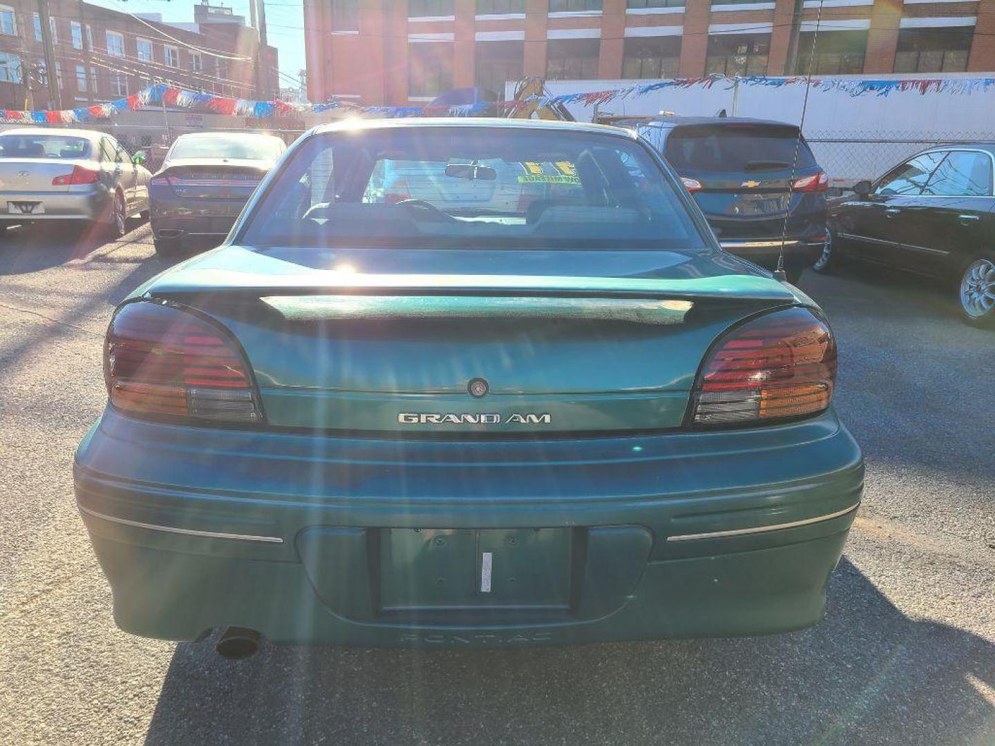1998 GREEN PONTIAC GRAND AM SE (1G2NE52T4WM) with an 2.4L engine, Automatic transmission, located at 117 North Cameron Street, Harrisburg, PA, 17101, (717) 963-8962, 40.267021, -76.875351 - WE FINANCE!!! Good Credit/ Bad Credit/ No Credit - ALL Trade-Ins Welcomed!!! ***Guaranteed Credit Approval*** APPLY ONLINE or CALL us TODAY ;) Internet Prices and Marketplace Prices are SPECIAL discounted ***CASH DEALS*** Retail Prices are higher. Please call us to discuss your cash and finan - Photo#3