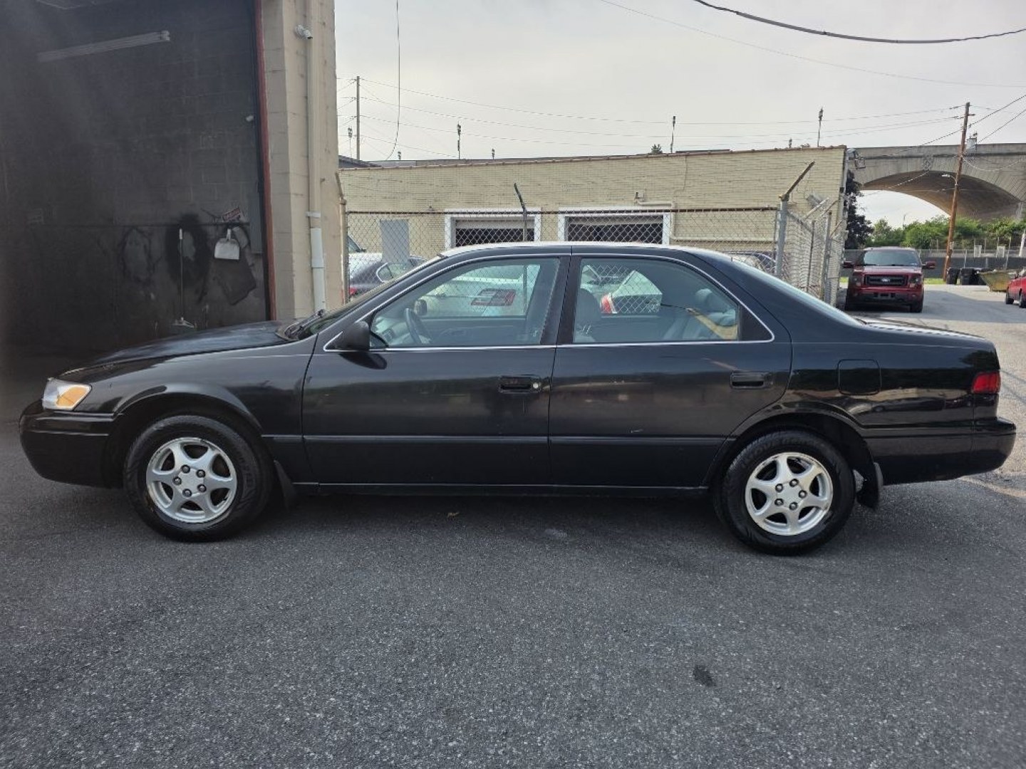 1999 BLACK TOYOTA CAMRY CE (4T1BG22K0XU) with an 2.2L engine, Automatic transmission, located at 131 N Cameron st, Harrisburg, PA, 17101, (717) 561-2926, 40.267086, -76.875374 - $1700 CASH DEAL, RUNS AND DRIVES, COLD A/C. TRADE IN SPECIAL. NOT INSPECTED AS-IS- Photo#2
