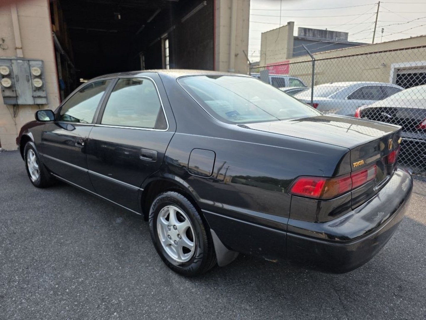 1999 BLACK TOYOTA CAMRY CE (4T1BG22K0XU) with an 2.2L engine, Automatic transmission, located at 131 N Cameron st, Harrisburg, PA, 17101, (717) 561-2926, 40.267086, -76.875374 - $1700 CASH DEAL, RUNS AND DRIVES, COLD A/C. TRADE IN SPECIAL. NOT INSPECTED AS-IS- Photo#3
