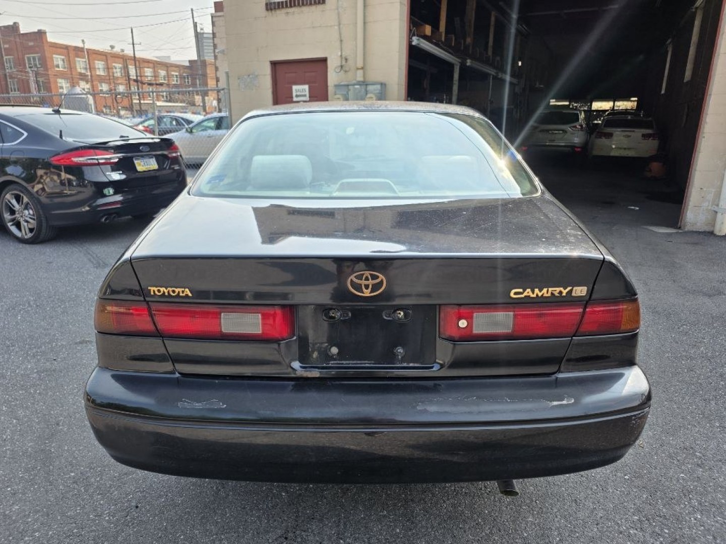 1999 BLACK TOYOTA CAMRY CE (4T1BG22K0XU) with an 2.2L engine, Automatic transmission, located at 131 N Cameron st, Harrisburg, PA, 17101, (717) 561-2926, 40.267086, -76.875374 - $1700 CASH DEAL, RUNS AND DRIVES, COLD A/C. TRADE IN SPECIAL. NOT INSPECTED AS-IS- Photo#5