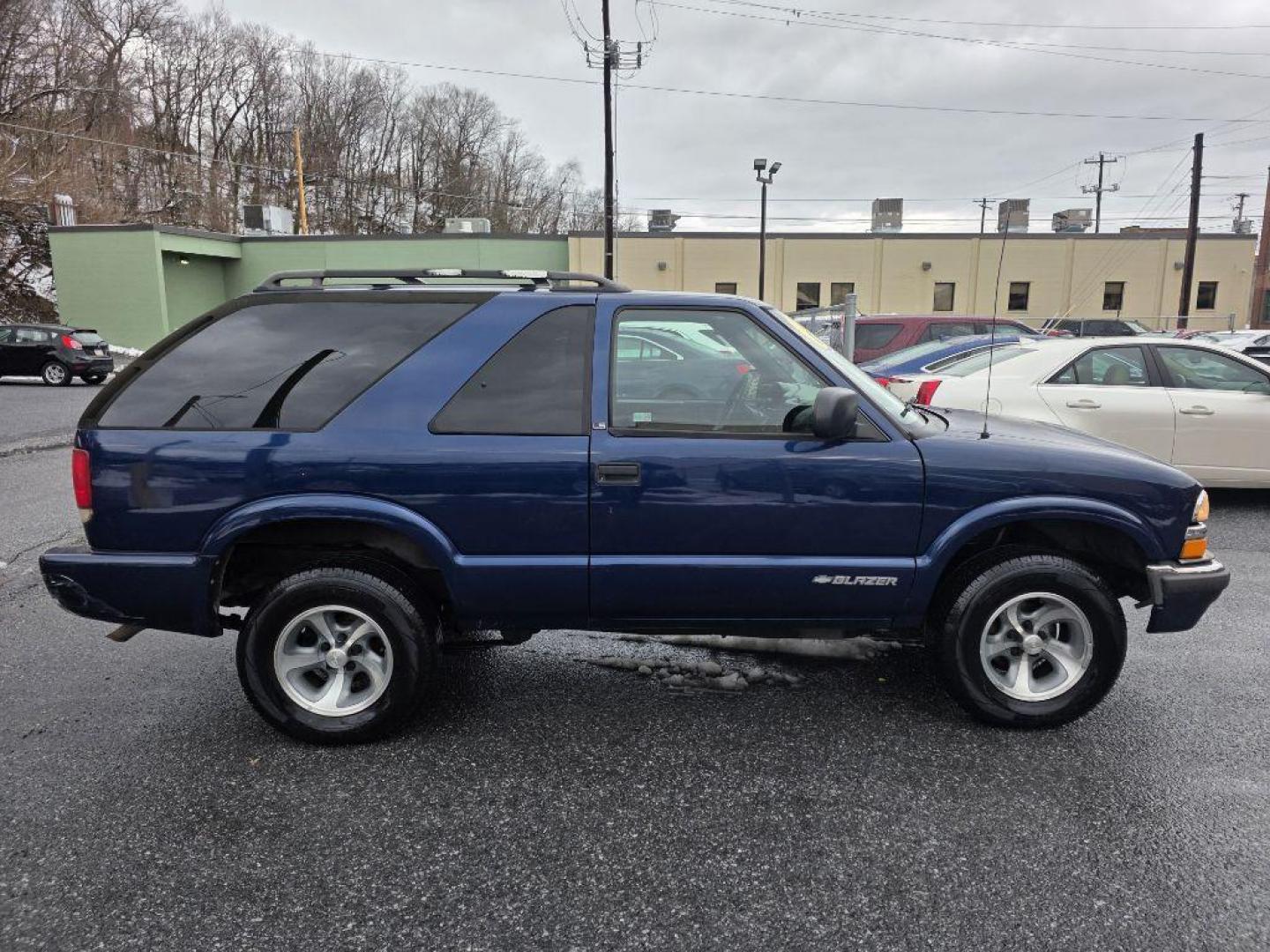 2000 BLUE CHEVROLET BLAZER LS (1GNCS18W7YK) with an 4.3L engine, Automatic transmission, located at 117 North Cameron Street, Harrisburg, PA, 17101, (717) 963-8962, 40.267021, -76.875351 - WE FINANCE!!! Good Credit/ Challenged Credit/ No Credit - ALL Trade-Ins Welcomed!!! APPLY ONLINE or CALL us TODAY ;) Please call us to discuss your cash and/or financing options. - Photo#5