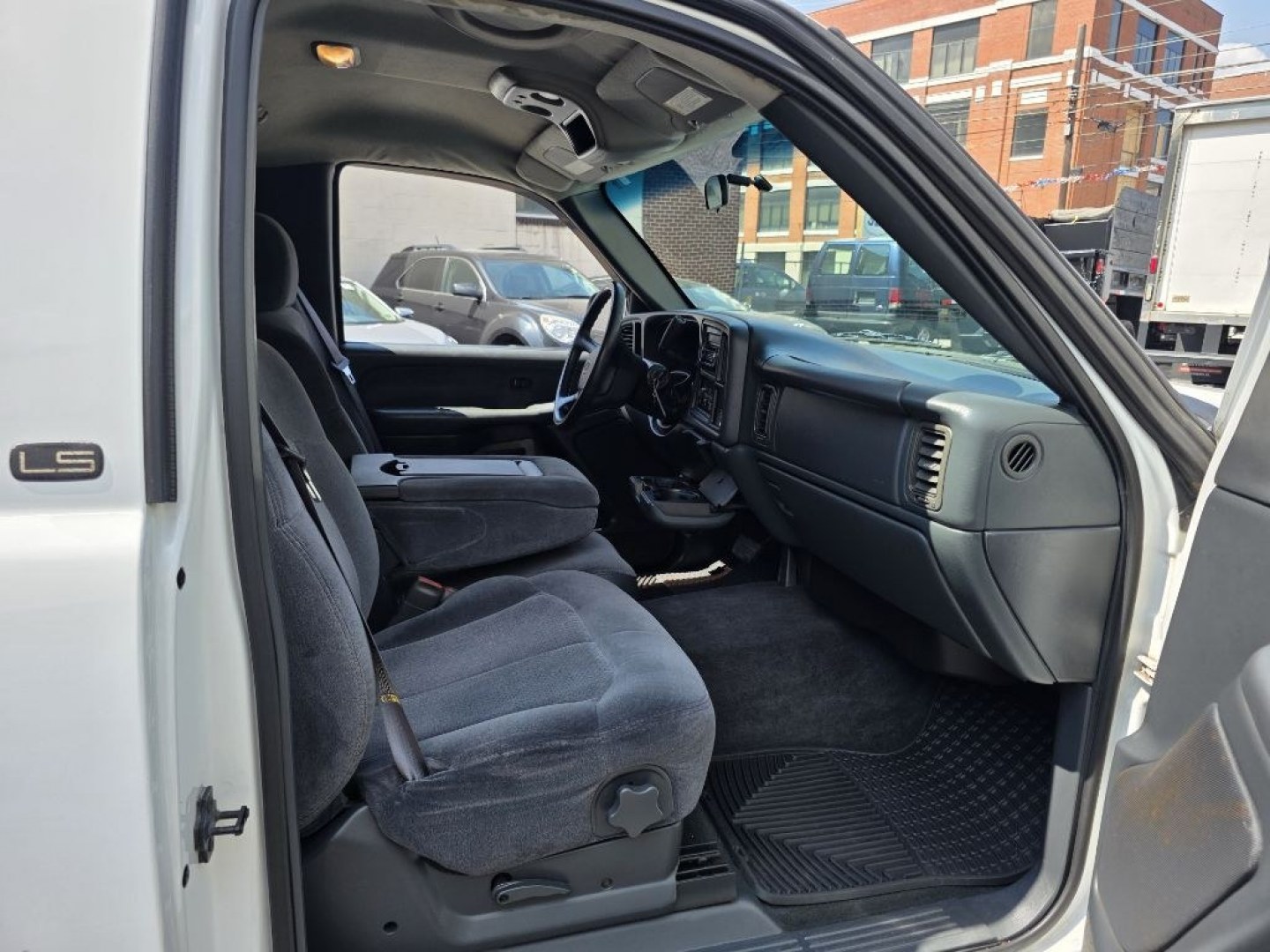2000 WHITE CHEVROLET SILVERADO 1500 (1GCEC14W5YE) with an 4.3L engine, Automatic transmission, located at 117 North Cameron Street, Harrisburg, PA, 17101, (717) 963-8962, 40.267021, -76.875351 - WE FINANCE!!! MOST vehicles are available for financing. Good Credit/ Challenged Credit/ No Credit - ALL Trade-Ins Welcomed!!! APPLY ONLINE or CALL us TODAY Please call us to discuss your cash and/or financing options. Thanks for checking our inventory! We're here to help.- Photo#11