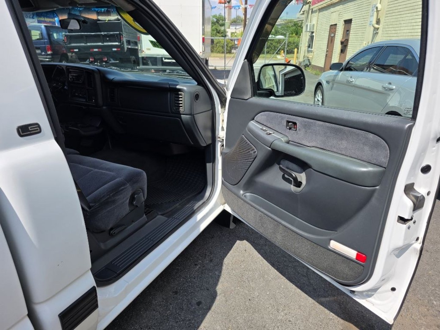 2000 WHITE CHEVROLET SILVERADO 1500 (1GCEC14W5YE) with an 4.3L engine, Automatic transmission, located at 117 North Cameron Street, Harrisburg, PA, 17101, (717) 963-8962, 40.267021, -76.875351 - WE FINANCE!!! MOST vehicles are available for financing. Good Credit/ Challenged Credit/ No Credit - ALL Trade-Ins Welcomed!!! APPLY ONLINE or CALL us TODAY Please call us to discuss your cash and/or financing options. Thanks for checking our inventory! We're here to help.- Photo#13