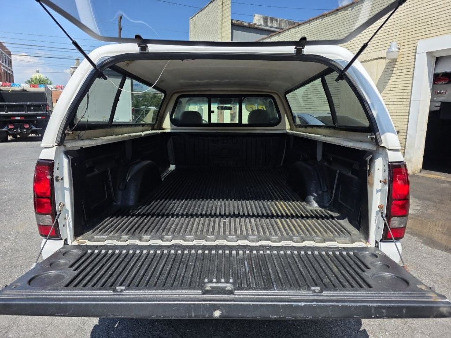 2000 WHITE CHEVROLET SILVERADO 1500 (1GCEC14W5YE) with an 4.3L engine, Automatic transmission, located at 117 North Cameron Street, Harrisburg, PA, 17101, (717) 963-8962, 40.267021, -76.875351 - WE FINANCE!!! MOST vehicles are available for financing. Good Credit/ Challenged Credit/ No Credit - ALL Trade-Ins Welcomed!!! APPLY ONLINE or CALL us TODAY Please call us to discuss your cash and/or financing options. Thanks for checking our inventory! We're here to help.- Photo#15
