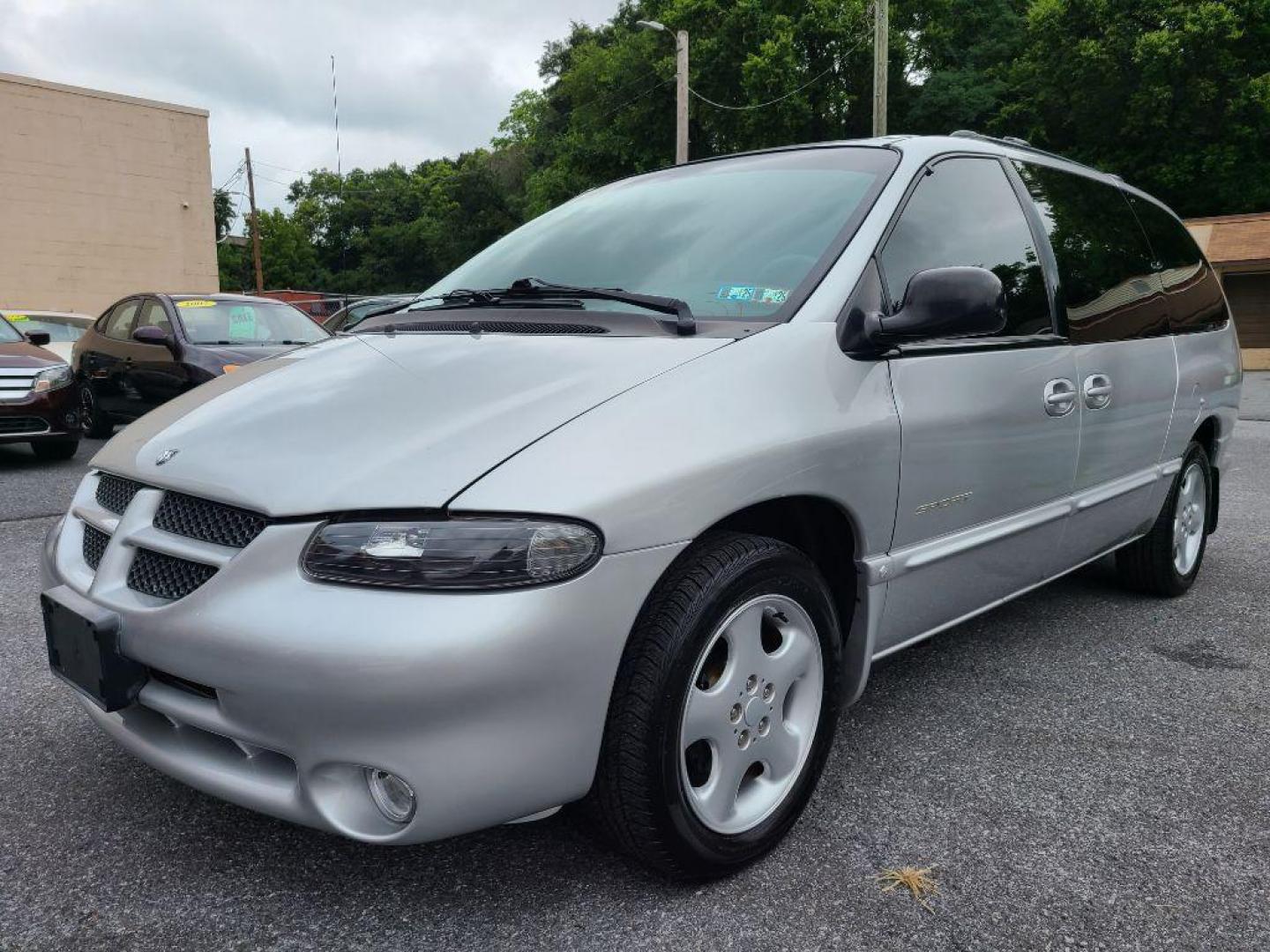 2000 SILVER DODGE GRAND CARAVAN Sport (1B4GP44G2YB) with an 3.3L engine, Automatic transmission, located at 117 North Cameron Street, Harrisburg, PA, 17101, (717) 963-8962, 40.267021, -76.875351 - WE FINANCE!!! Good Credit/ Bad Credit/ No Credit - ALL Trade-Ins Welcomed!!! ***Guaranteed Credit Approval*** APPLY ONLINE or CALL us TODAY ;) Internet Prices and Marketplace Prices are SPECIAL discounted ***CASH DEALS*** Retail Prices are higher. Please call us to discuss your cash and finan - Photo#0