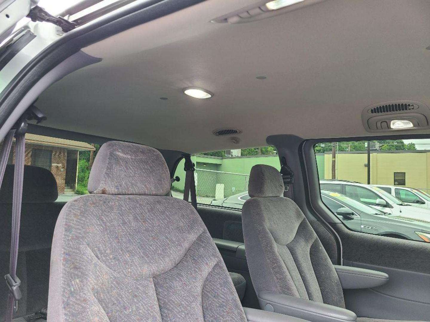 2000 SILVER DODGE GRAND CARAVAN Sport (1B4GP44G2YB) with an 3.3L engine, Automatic transmission, located at 117 North Cameron Street, Harrisburg, PA, 17101, (717) 963-8962, 40.267021, -76.875351 - WE FINANCE!!! Good Credit/ Bad Credit/ No Credit - ALL Trade-Ins Welcomed!!! ***Guaranteed Credit Approval*** APPLY ONLINE or CALL us TODAY ;) Internet Prices and Marketplace Prices are SPECIAL discounted ***CASH DEALS*** Retail Prices are higher. Please call us to discuss your cash and finan - Photo#9