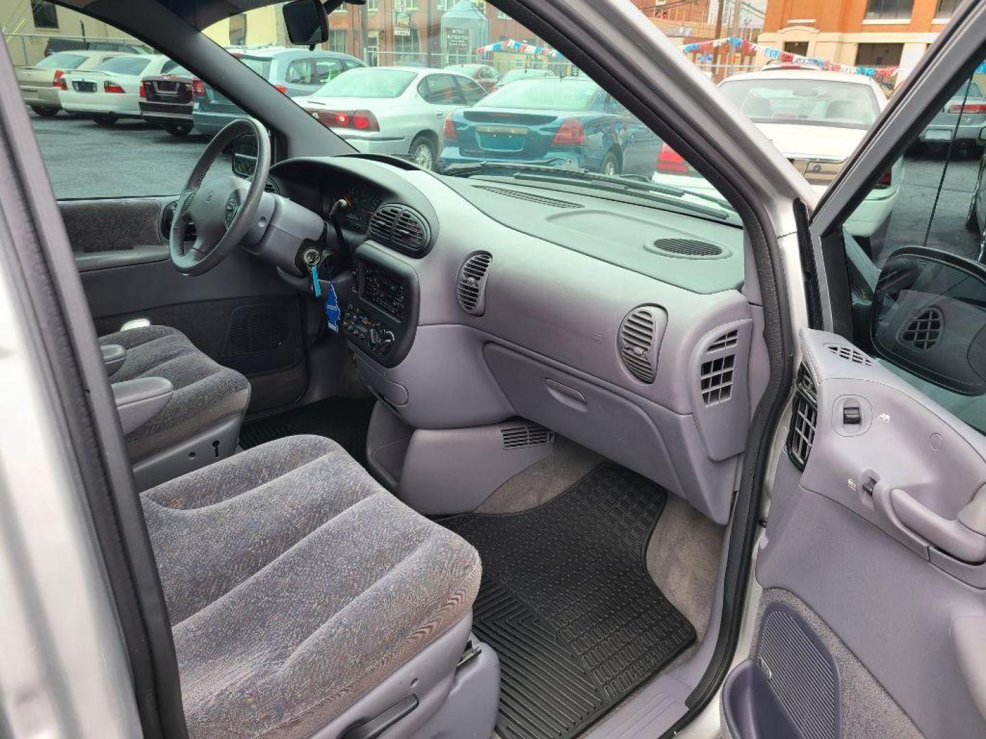 2000 SILVER DODGE GRAND CARAVAN Sport (1B4GP44G2YB) with an 3.3L engine, Automatic transmission, located at 117 North Cameron Street, Harrisburg, PA, 17101, (717) 963-8962, 40.267021, -76.875351 - WE FINANCE!!! Good Credit/ Bad Credit/ No Credit - ALL Trade-Ins Welcomed!!! ***Guaranteed Credit Approval*** APPLY ONLINE or CALL us TODAY ;) Internet Prices and Marketplace Prices are SPECIAL discounted ***CASH DEALS*** Retail Prices are higher. Please call us to discuss your cash and finan - Photo#11