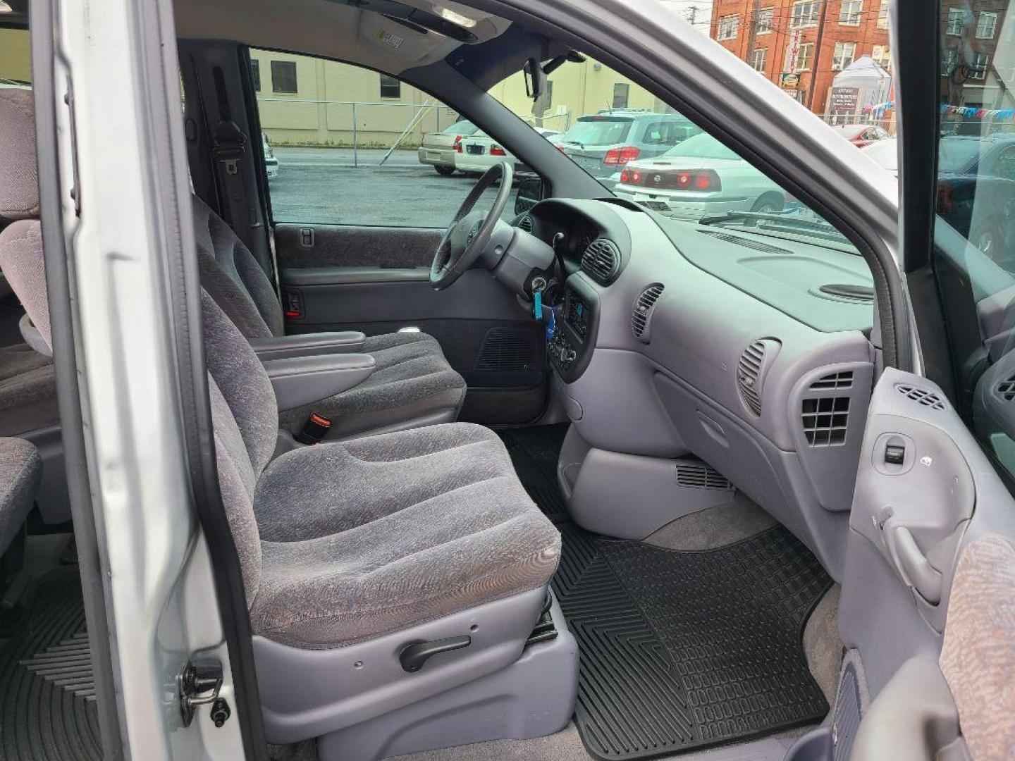 2000 SILVER DODGE GRAND CARAVAN Sport (1B4GP44G2YB) with an 3.3L engine, Automatic transmission, located at 117 North Cameron Street, Harrisburg, PA, 17101, (717) 963-8962, 40.267021, -76.875351 - WE FINANCE!!! Good Credit/ Bad Credit/ No Credit - ALL Trade-Ins Welcomed!!! ***Guaranteed Credit Approval*** APPLY ONLINE or CALL us TODAY ;) Internet Prices and Marketplace Prices are SPECIAL discounted ***CASH DEALS*** Retail Prices are higher. Please call us to discuss your cash and finan - Photo#12