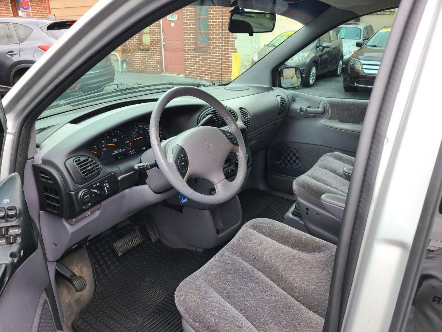 2000 SILVER DODGE GRAND CARAVAN Sport (1B4GP44G2YB) with an 3.3L engine, Automatic transmission, located at 117 North Cameron Street, Harrisburg, PA, 17101, (717) 963-8962, 40.267021, -76.875351 - WE FINANCE!!! Good Credit/ Bad Credit/ No Credit - ALL Trade-Ins Welcomed!!! ***Guaranteed Credit Approval*** APPLY ONLINE or CALL us TODAY ;) Internet Prices and Marketplace Prices are SPECIAL discounted ***CASH DEALS*** Retail Prices are higher. Please call us to discuss your cash and finan - Photo#16