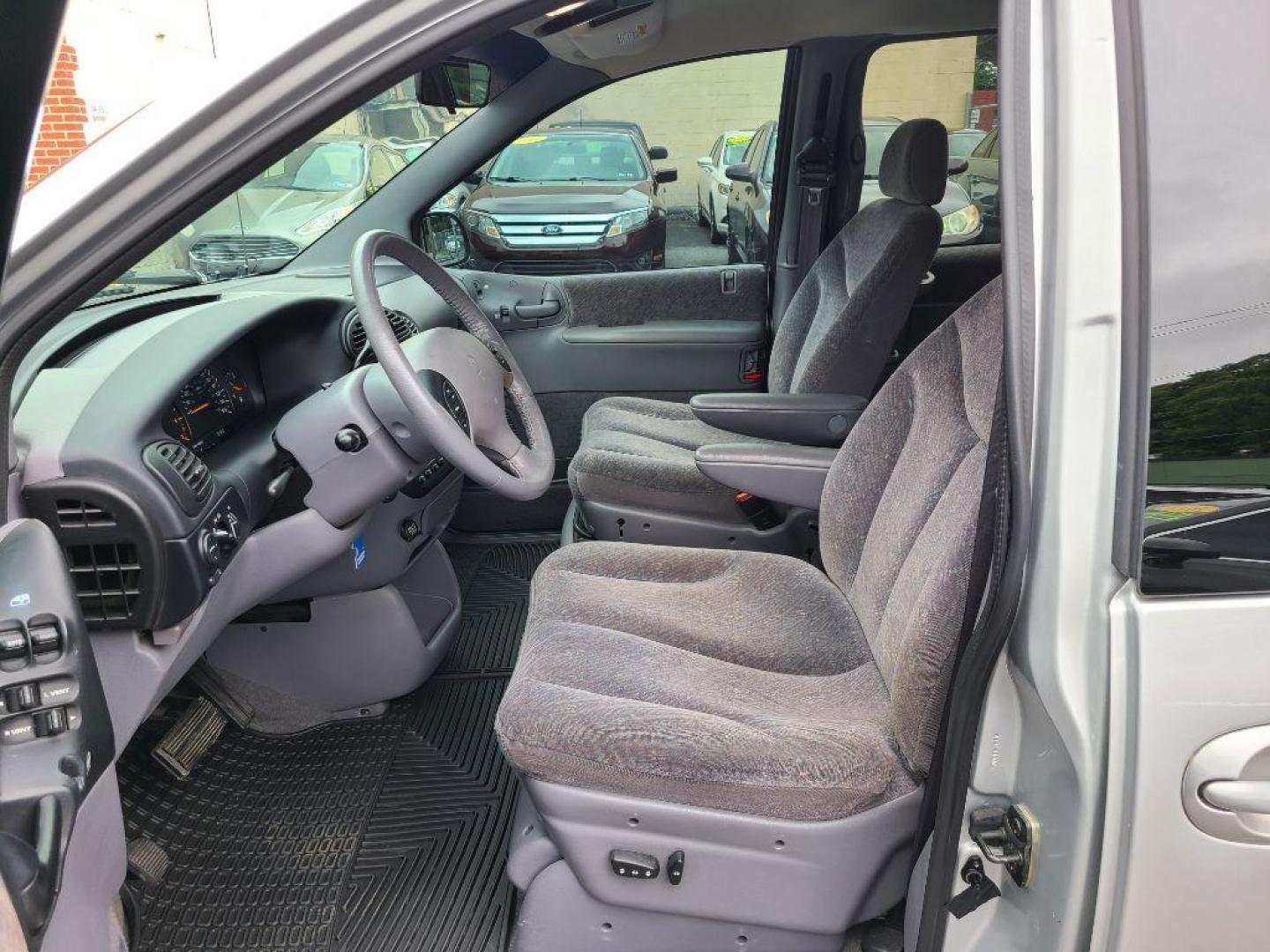 2000 SILVER DODGE GRAND CARAVAN Sport (1B4GP44G2YB) with an 3.3L engine, Automatic transmission, located at 117 North Cameron Street, Harrisburg, PA, 17101, (717) 963-8962, 40.267021, -76.875351 - WE FINANCE!!! Good Credit/ Bad Credit/ No Credit - ALL Trade-Ins Welcomed!!! ***Guaranteed Credit Approval*** APPLY ONLINE or CALL us TODAY ;) Internet Prices and Marketplace Prices are SPECIAL discounted ***CASH DEALS*** Retail Prices are higher. Please call us to discuss your cash and finan - Photo#17