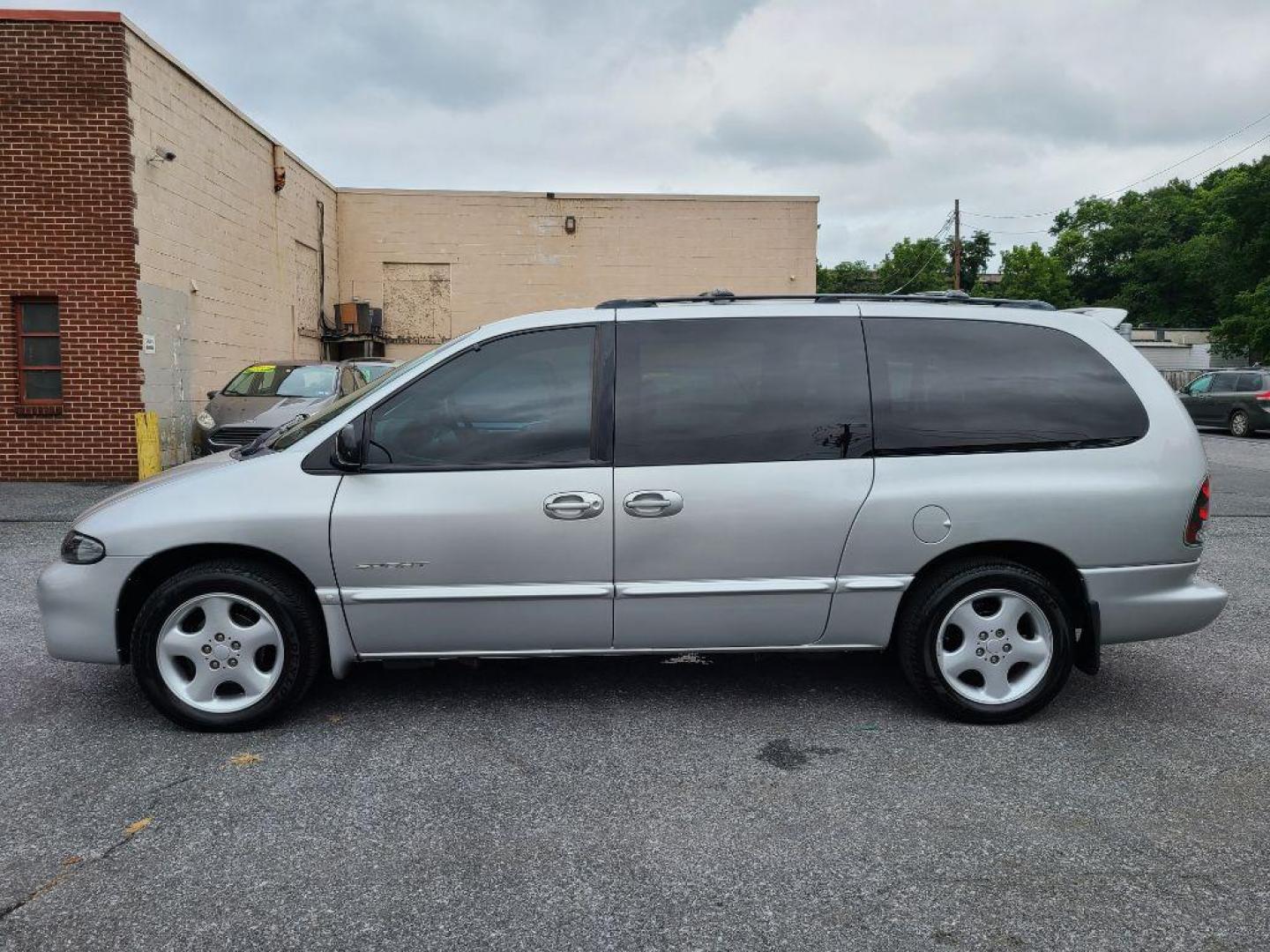 2000 SILVER DODGE GRAND CARAVAN Sport (1B4GP44G2YB) with an 3.3L engine, Automatic transmission, located at 117 North Cameron Street, Harrisburg, PA, 17101, (717) 963-8962, 40.267021, -76.875351 - WE FINANCE!!! Good Credit/ Bad Credit/ No Credit - ALL Trade-Ins Welcomed!!! ***Guaranteed Credit Approval*** APPLY ONLINE or CALL us TODAY ;) Internet Prices and Marketplace Prices are SPECIAL discounted ***CASH DEALS*** Retail Prices are higher. Please call us to discuss your cash and finan - Photo#1