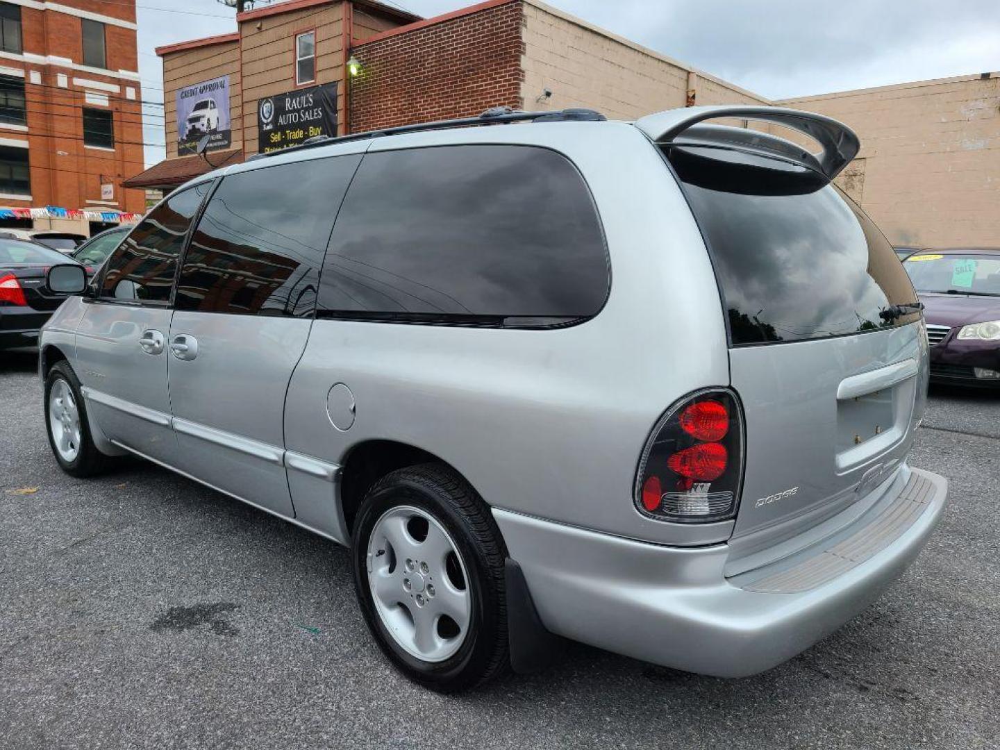 2000 SILVER DODGE GRAND CARAVAN Sport (1B4GP44G2YB) with an 3.3L engine, Automatic transmission, located at 117 North Cameron Street, Harrisburg, PA, 17101, (717) 963-8962, 40.267021, -76.875351 - WE FINANCE!!! Good Credit/ Bad Credit/ No Credit - ALL Trade-Ins Welcomed!!! ***Guaranteed Credit Approval*** APPLY ONLINE or CALL us TODAY ;) Internet Prices and Marketplace Prices are SPECIAL discounted ***CASH DEALS*** Retail Prices are higher. Please call us to discuss your cash and finan - Photo#2