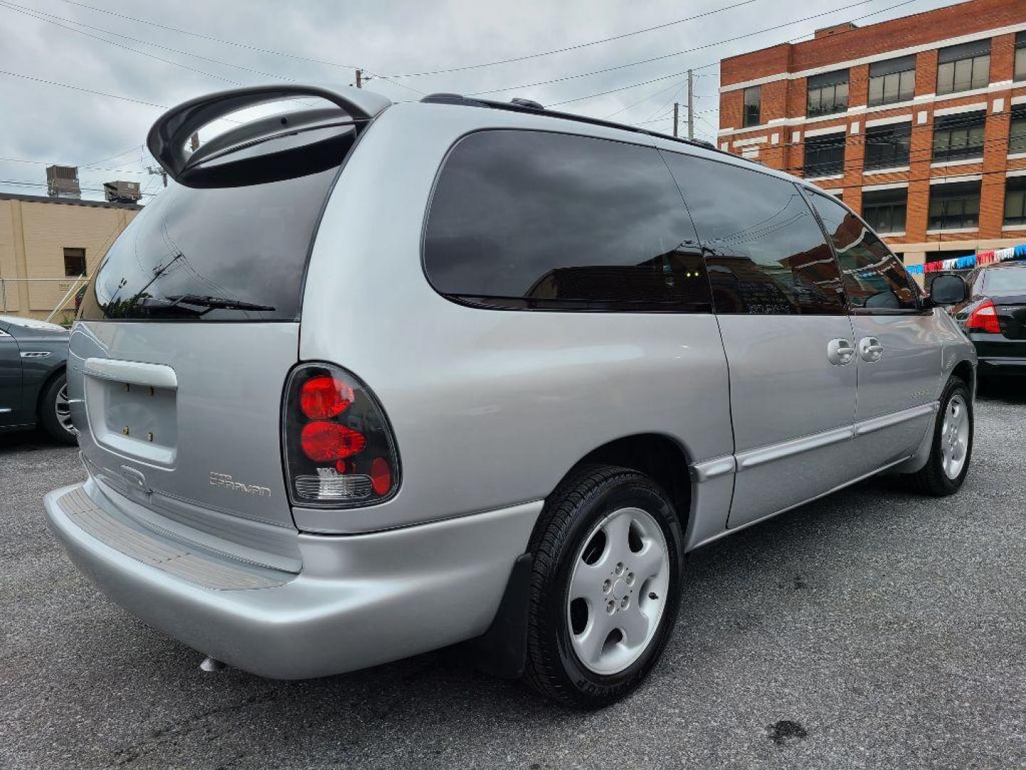 2000 SILVER DODGE GRAND CARAVAN Sport (1B4GP44G2YB) with an 3.3L engine, Automatic transmission, located at 117 North Cameron Street, Harrisburg, PA, 17101, (717) 963-8962, 40.267021, -76.875351 - WE FINANCE!!! Good Credit/ Bad Credit/ No Credit - ALL Trade-Ins Welcomed!!! ***Guaranteed Credit Approval*** APPLY ONLINE or CALL us TODAY ;) Internet Prices and Marketplace Prices are SPECIAL discounted ***CASH DEALS*** Retail Prices are higher. Please call us to discuss your cash and finan - Photo#4