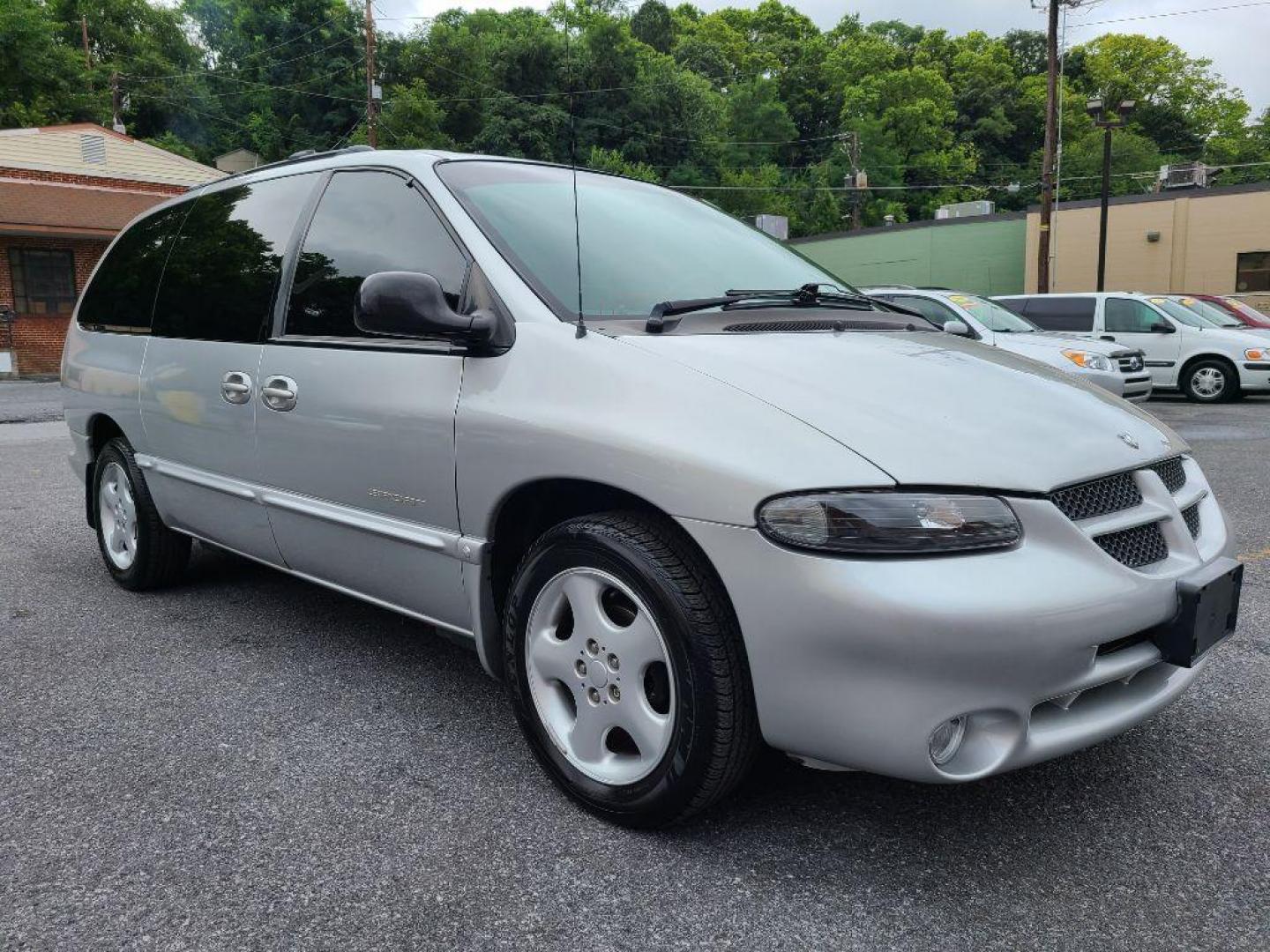 2000 SILVER DODGE GRAND CARAVAN Sport (1B4GP44G2YB) with an 3.3L engine, Automatic transmission, located at 117 North Cameron Street, Harrisburg, PA, 17101, (717) 963-8962, 40.267021, -76.875351 - WE FINANCE!!! Good Credit/ Bad Credit/ No Credit - ALL Trade-Ins Welcomed!!! ***Guaranteed Credit Approval*** APPLY ONLINE or CALL us TODAY ;) Internet Prices and Marketplace Prices are SPECIAL discounted ***CASH DEALS*** Retail Prices are higher. Please call us to discuss your cash and finan - Photo#5
