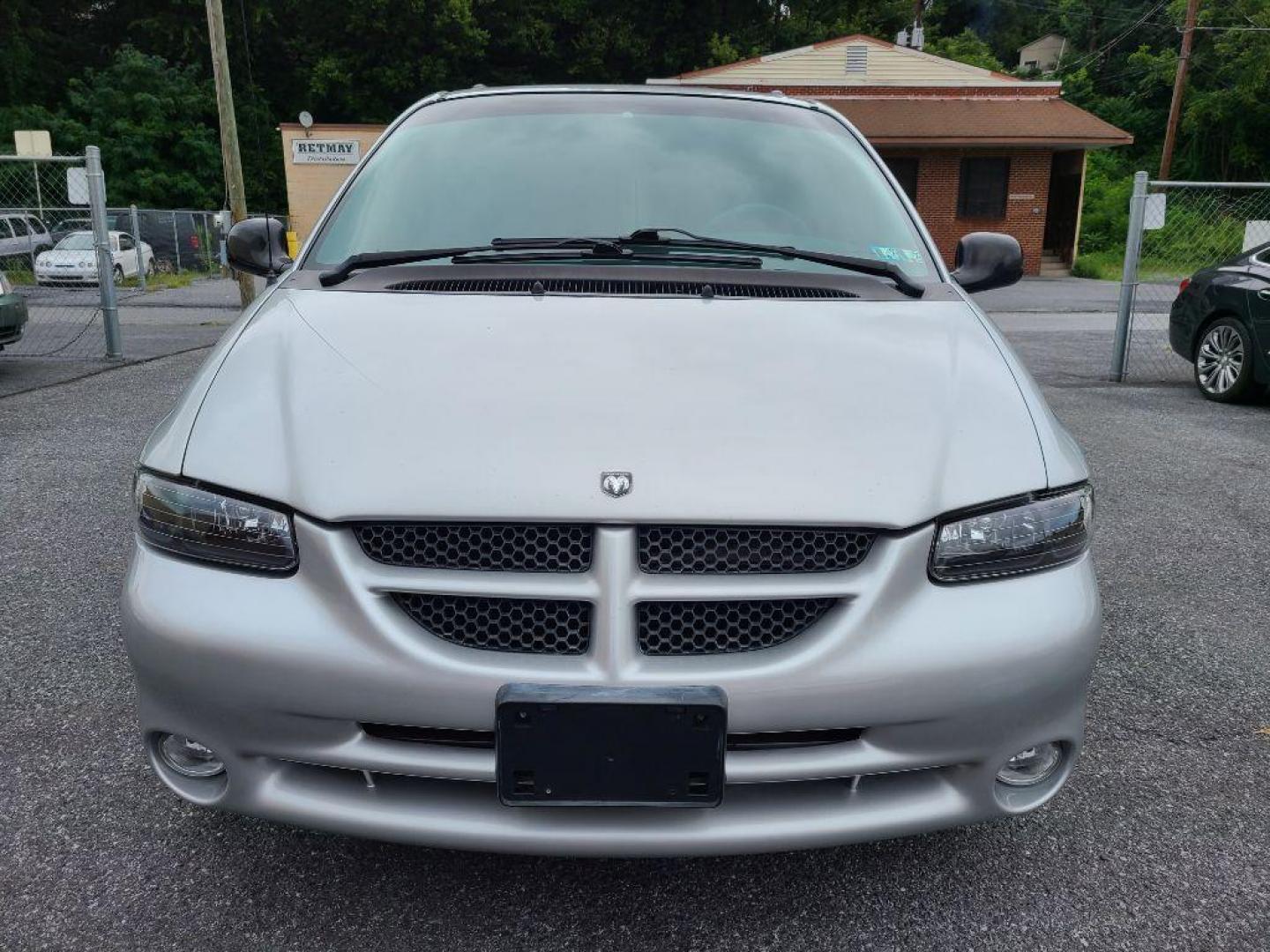 2000 SILVER DODGE GRAND CARAVAN Sport (1B4GP44G2YB) with an 3.3L engine, Automatic transmission, located at 117 North Cameron Street, Harrisburg, PA, 17101, (717) 963-8962, 40.267021, -76.875351 - WE FINANCE!!! Good Credit/ Bad Credit/ No Credit - ALL Trade-Ins Welcomed!!! ***Guaranteed Credit Approval*** APPLY ONLINE or CALL us TODAY ;) Internet Prices and Marketplace Prices are SPECIAL discounted ***CASH DEALS*** Retail Prices are higher. Please call us to discuss your cash and finan - Photo#6