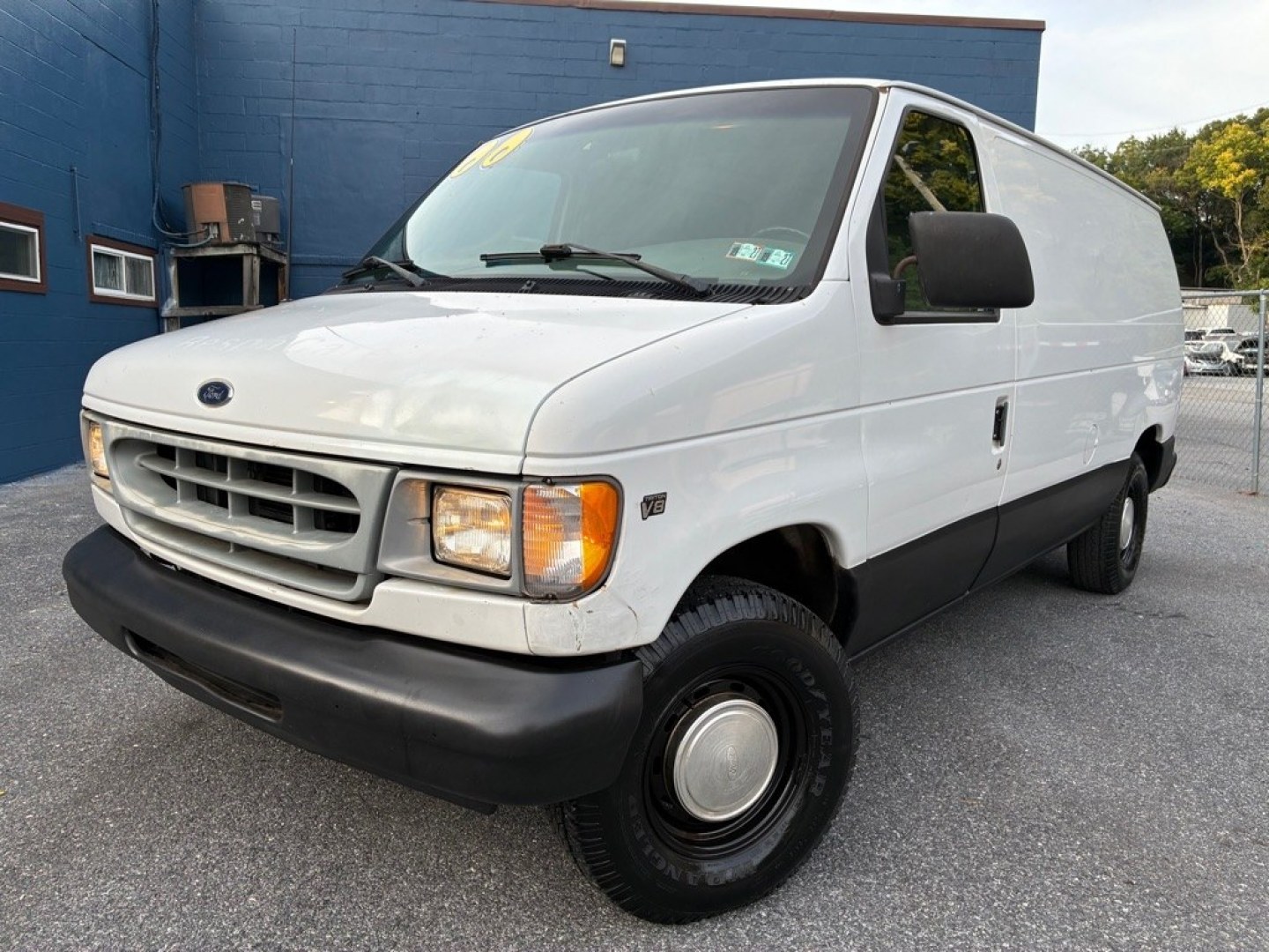 2000 WHITE FORD ECONOLINE E150 VAN (1FTRE14W9YH) with an 4.6L engine, Automatic transmission, located at 131 N Cameron st, Harrisburg, PA, 17101, (717) 561-2926, 40.267086, -76.875374 - CASH DEAL $3800. VERY NICE AND GOOD RUNNING WORK VAN- Photo#0