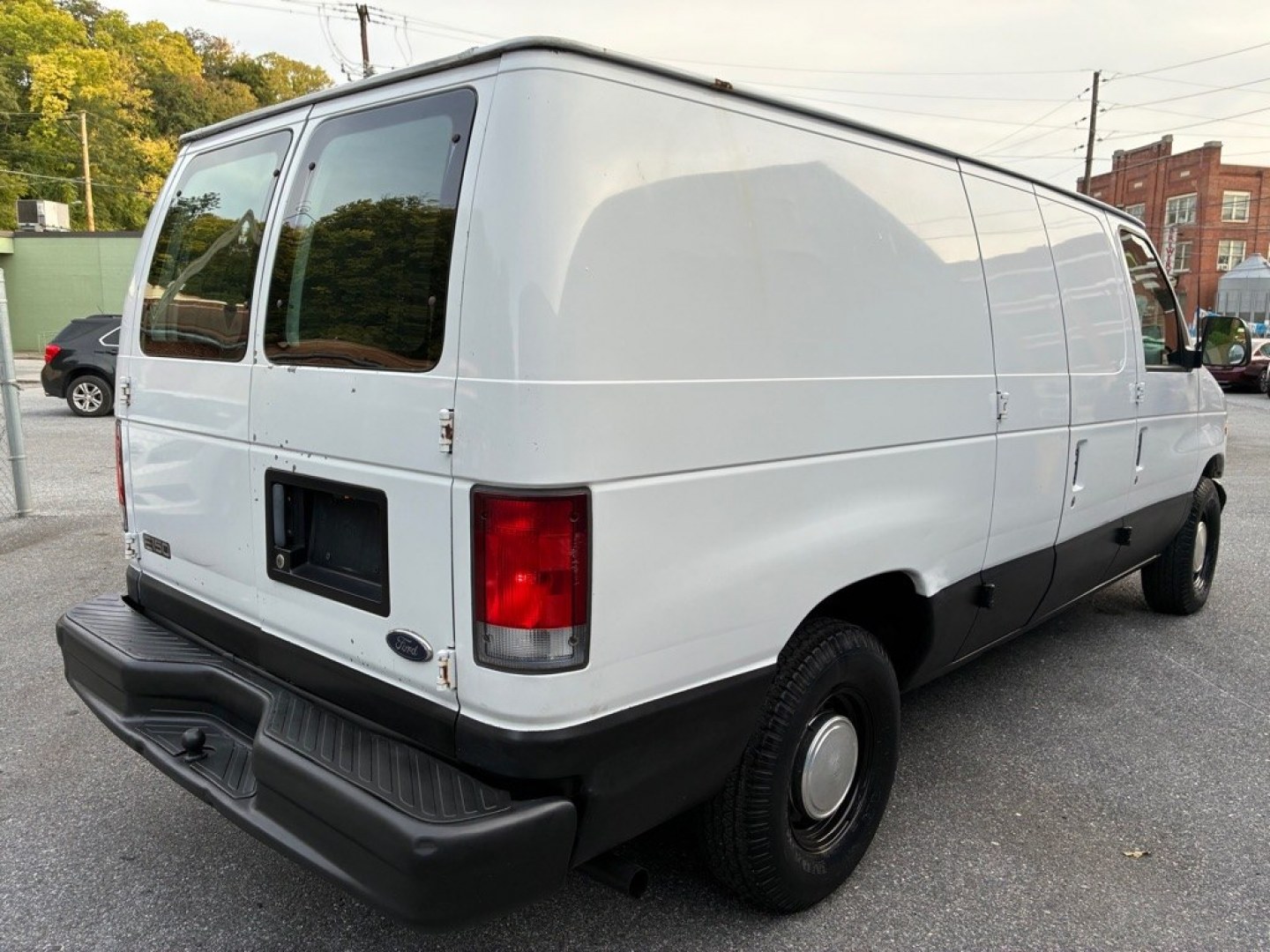2000 WHITE FORD ECONOLINE E150 VAN (1FTRE14W9YH) with an 4.6L engine, Automatic transmission, located at 131 N Cameron st, Harrisburg, PA, 17101, (717) 561-2926, 40.267086, -76.875374 - CASH DEAL $3800. VERY NICE AND GOOD RUNNING WORK VAN- Photo#4