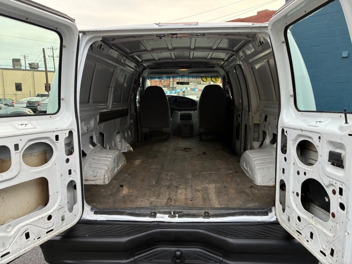 2000 WHITE FORD ECONOLINE E150 VAN (1FTRE14W9YH) with an 4.6L engine, Automatic transmission, located at 131 N Cameron st, Harrisburg, PA, 17101, (717) 561-2926, 40.267086, -76.875374 - CASH DEAL $3800. VERY NICE AND GOOD RUNNING WORK VAN- Photo#11