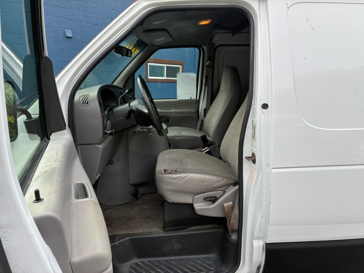 2000 WHITE FORD ECONOLINE E150 VAN (1FTRE14W9YH) with an 4.6L engine, Automatic transmission, located at 131 N Cameron st, Harrisburg, PA, 17101, (717) 561-2926, 40.267086, -76.875374 - CASH DEAL $3800. VERY NICE AND GOOD RUNNING WORK VAN- Photo#12