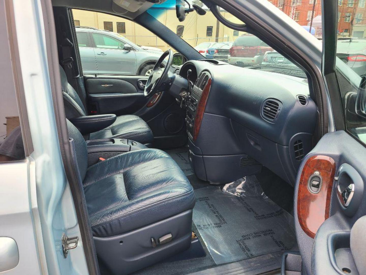 2001 BLUE CHRYSLER TOWN and COUNTRY LIMITED (2C8GP64LX1R) with an 3.8L engine, Automatic transmission, located at 117 North Cameron Street, Harrisburg, PA, 17101, (717) 963-8962, 40.267021, -76.875351 - WE FINANCE!!! Good Credit/ Bad Credit/ No Credit - ALL Trade-Ins Welcomed!!! ***Guaranteed Credit Approval*** APPLY ONLINE or CALL us TODAY ;) Internet Prices and Marketplace Prices are SPECIAL discounted ***CASH DEALS*** Retail Prices are higher. Please call us to discuss your cash and finan - Photo#8