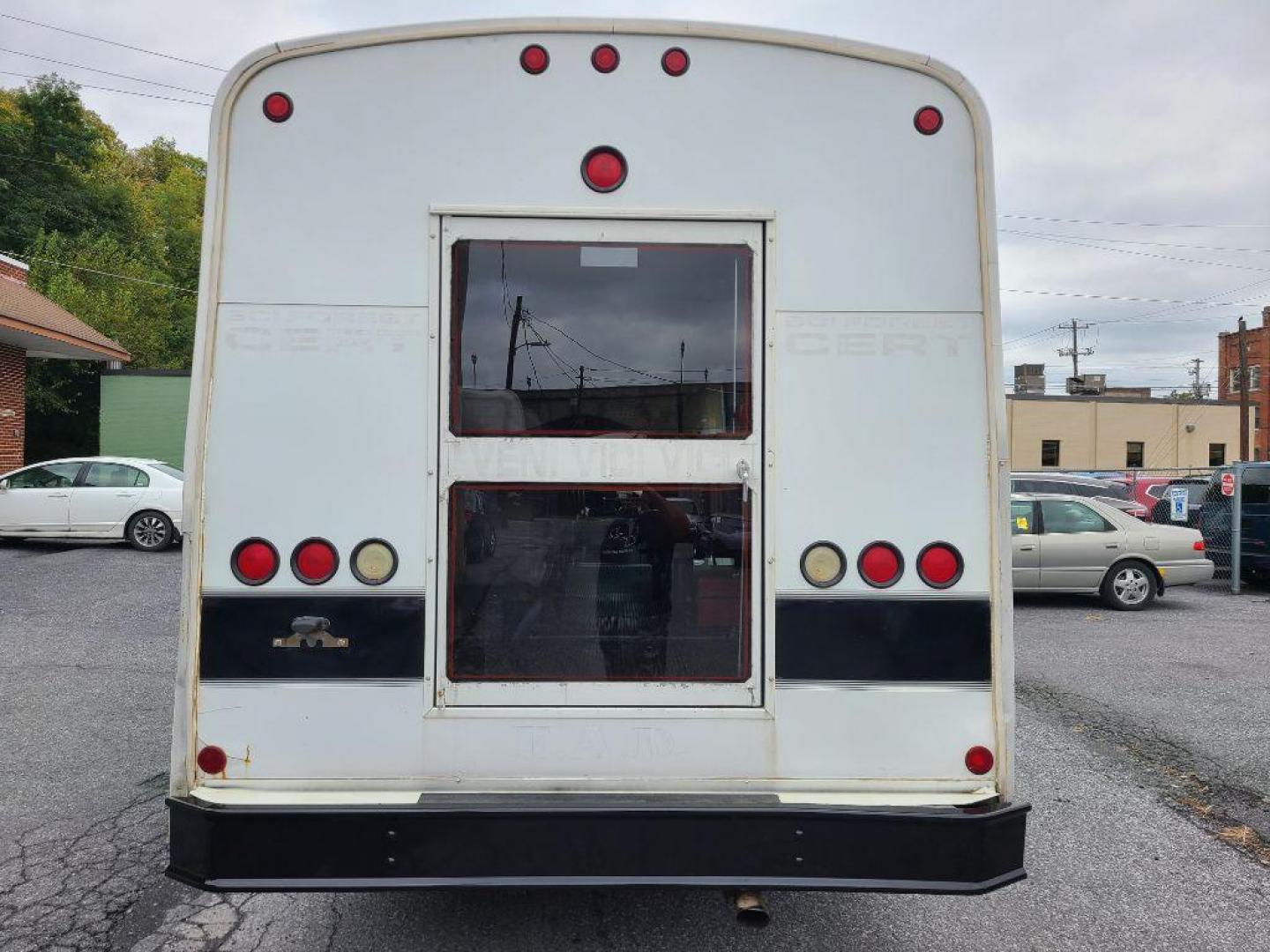 2001 WHITE FORD ECONOLINE E450 SUPER DUTY CUTAWAY VAN (1FDXE45S91H) with an 6.8L engine, Automatic transmission, located at 7981 Paxton Street, Harrisburg, PA, 17111, (717) 561-2926, 40.261490, -76.749229 - WE FINANCE!!! Good Credit/ Bad Credit/ No Credit - ALL Trade-Ins Welcomed!!! ***Guaranteed Credit Approval*** APPLY ONLINE or CALL us TODAY ;) Please call us to discuss your cash and financing options. - Photo#3