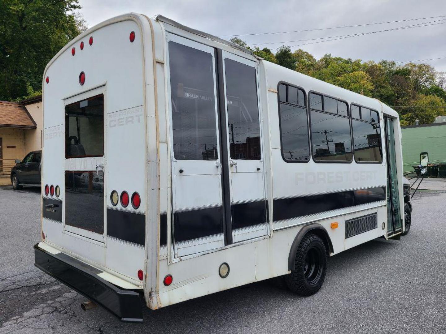 2001 WHITE FORD ECONOLINE E450 SUPER DUTY CUTAWAY VAN (1FDXE45S91H) with an 6.8L engine, Automatic transmission, located at 7981 Paxton Street, Harrisburg, PA, 17111, (717) 561-2926, 40.261490, -76.749229 - WE FINANCE!!! Good Credit/ Bad Credit/ No Credit - ALL Trade-Ins Welcomed!!! ***Guaranteed Credit Approval*** APPLY ONLINE or CALL us TODAY ;) Please call us to discuss your cash and financing options. - Photo#4