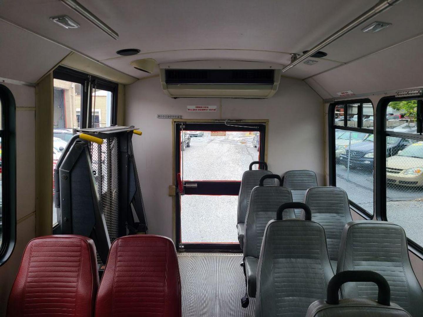 2001 WHITE FORD ECONOLINE E450 SUPER DUTY CUTAWAY VAN (1FDXE45S91H) with an 6.8L engine, Automatic transmission, located at 7981 Paxton Street, Harrisburg, PA, 17111, (717) 561-2926, 40.261490, -76.749229 - WE FINANCE!!! Good Credit/ Bad Credit/ No Credit - ALL Trade-Ins Welcomed!!! ***Guaranteed Credit Approval*** APPLY ONLINE or CALL us TODAY ;) Please call us to discuss your cash and financing options. - Photo#11