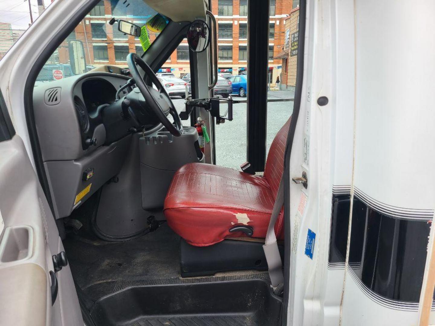 2001 WHITE FORD ECONOLINE E450 SUPER DUTY CUTAWAY VAN (1FDXE45S91H) with an 6.8L engine, Automatic transmission, located at 7981 Paxton Street, Harrisburg, PA, 17111, (717) 561-2926, 40.261490, -76.749229 - WE FINANCE!!! Good Credit/ Bad Credit/ No Credit - ALL Trade-Ins Welcomed!!! ***Guaranteed Credit Approval*** APPLY ONLINE or CALL us TODAY ;) Please call us to discuss your cash and financing options. - Photo#15
