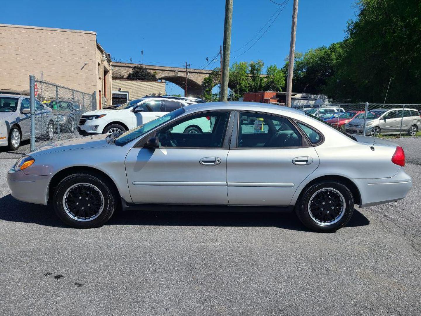 2001 SILVER FORD TAURUS LX (1FAFP52U61A) with an 3.0L engine, Automatic transmission, located at 117 North Cameron Street, Harrisburg, PA, 17101, (717) 963-8962, 40.267021, -76.875351 - WE FINANCE!!! Good Credit/ Bad Credit/ No Credit - ALL Trade-Ins Welcomed!!! ***Guaranteed Credit Approval*** APPLY ONLINE or CALL us TODAY ;) Internet Prices and Marketplace Prices are SPECIAL discounted ***CASH DEALS*** Retail Prices are higher. Please call us to discuss your cash and finan - Photo#1