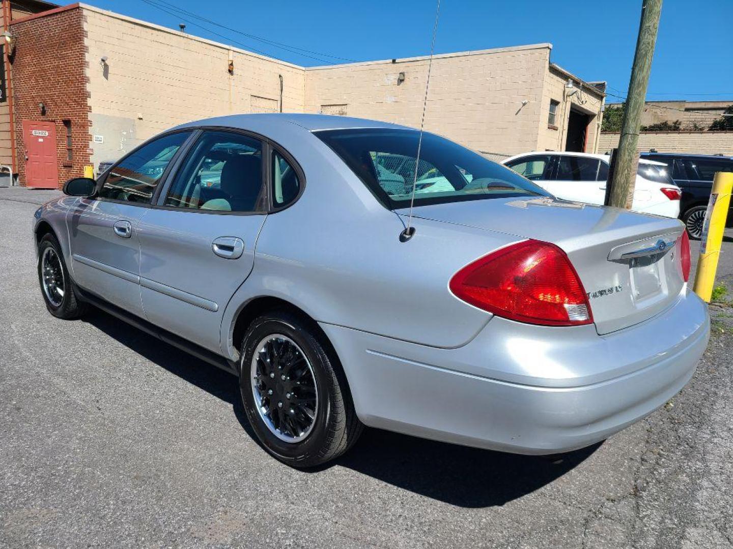 2001 SILVER FORD TAURUS LX (1FAFP52U61A) with an 3.0L engine, Automatic transmission, located at 117 North Cameron Street, Harrisburg, PA, 17101, (717) 963-8962, 40.267021, -76.875351 - WE FINANCE!!! Good Credit/ Bad Credit/ No Credit - ALL Trade-Ins Welcomed!!! ***Guaranteed Credit Approval*** APPLY ONLINE or CALL us TODAY ;) Internet Prices and Marketplace Prices are SPECIAL discounted ***CASH DEALS*** Retail Prices are higher. Please call us to discuss your cash and finan - Photo#2