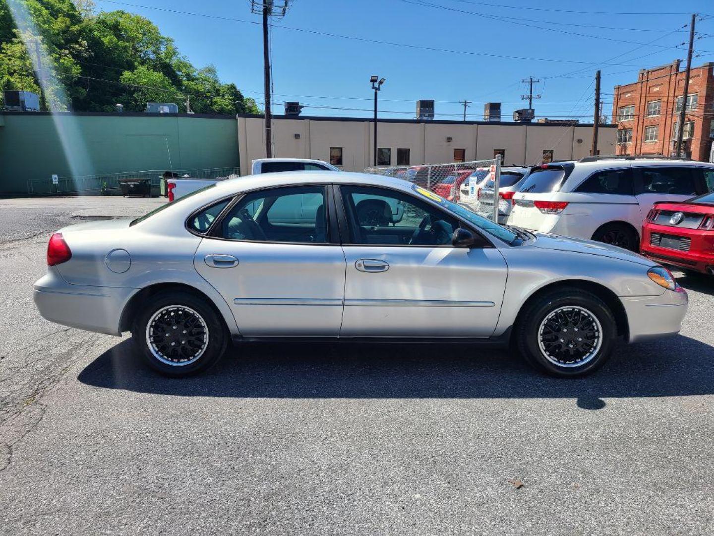 2001 SILVER FORD TAURUS LX (1FAFP52U61A) with an 3.0L engine, Automatic transmission, located at 117 North Cameron Street, Harrisburg, PA, 17101, (717) 963-8962, 40.267021, -76.875351 - WE FINANCE!!! Good Credit/ Bad Credit/ No Credit - ALL Trade-Ins Welcomed!!! ***Guaranteed Credit Approval*** APPLY ONLINE or CALL us TODAY ;) Internet Prices and Marketplace Prices are SPECIAL discounted ***CASH DEALS*** Retail Prices are higher. Please call us to discuss your cash and finan - Photo#5