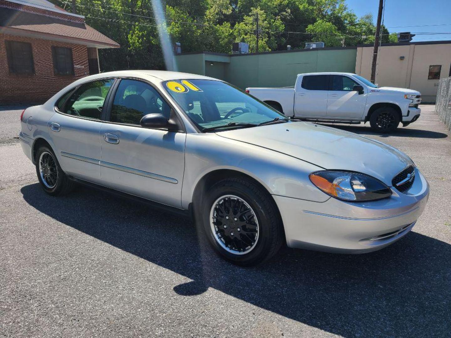 2001 SILVER FORD TAURUS LX (1FAFP52U61A) with an 3.0L engine, Automatic transmission, located at 117 North Cameron Street, Harrisburg, PA, 17101, (717) 963-8962, 40.267021, -76.875351 - WE FINANCE!!! Good Credit/ Bad Credit/ No Credit - ALL Trade-Ins Welcomed!!! ***Guaranteed Credit Approval*** APPLY ONLINE or CALL us TODAY ;) Internet Prices and Marketplace Prices are SPECIAL discounted ***CASH DEALS*** Retail Prices are higher. Please call us to discuss your cash and finan - Photo#6
