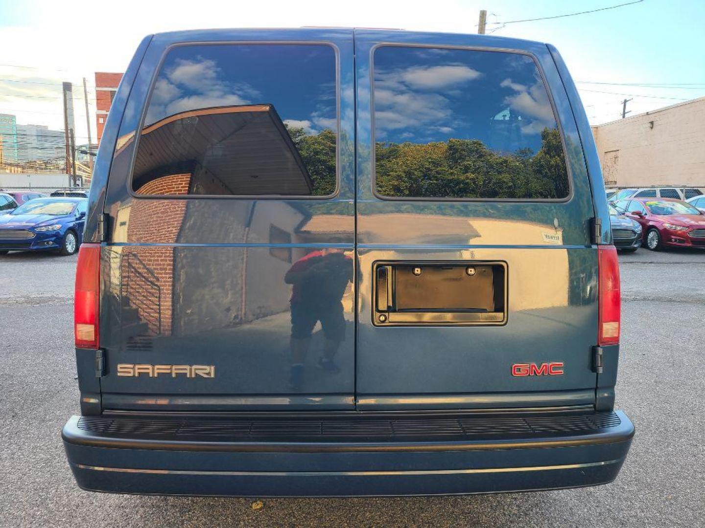 2001 BLUE GMC SAFARI XT (1GKDM19W11B) with an 4.3L engine, Automatic transmission, located at 117 North Cameron Street, Harrisburg, PA, 17101, (717) 963-8962, 40.267021, -76.875351 - WE FINANCE!!! Good Credit/ Bad Credit/ No Credit - ALL Trade-Ins Welcomed!!! ***Guaranteed Credit Approval*** APPLY ONLINE or CALL us TODAY ;) Please call us to discuss your cash and financing options. - Photo#3