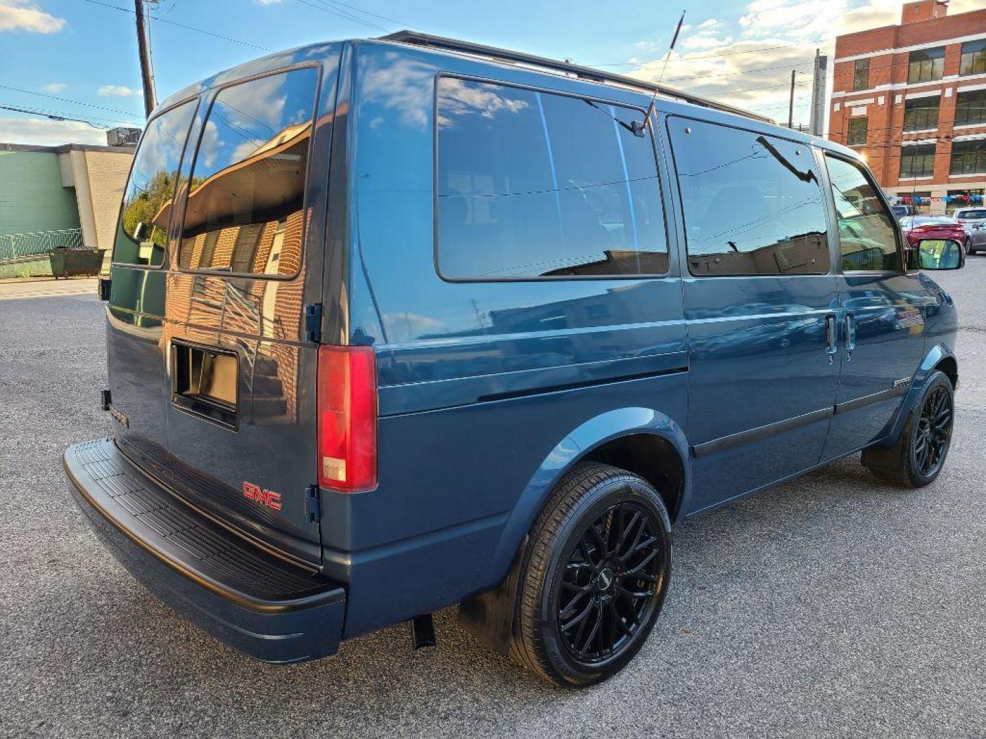 2001 BLUE GMC SAFARI XT (1GKDM19W11B) with an 4.3L engine, Automatic transmission, located at 117 North Cameron Street, Harrisburg, PA, 17101, (717) 963-8962, 40.267021, -76.875351 - WE FINANCE!!! Good Credit/ Bad Credit/ No Credit - ALL Trade-Ins Welcomed!!! ***Guaranteed Credit Approval*** APPLY ONLINE or CALL us TODAY ;) Please call us to discuss your cash and financing options. - Photo#4
