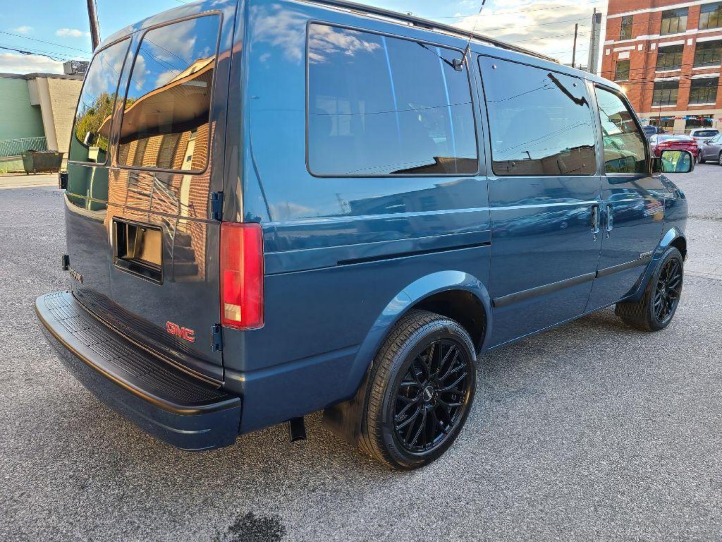 2001 BLUE GMC SAFARI XT (1GKDM19W11B) with an 4.3L engine, Automatic transmission, located at 117 North Cameron Street, Harrisburg, PA, 17101, (717) 963-8962, 40.267021, -76.875351 - WE FINANCE!!! Good Credit/ Bad Credit/ No Credit - ALL Trade-Ins Welcomed!!! ***Guaranteed Credit Approval*** APPLY ONLINE or CALL us TODAY ;) Please call us to discuss your cash and financing options. - Photo#5