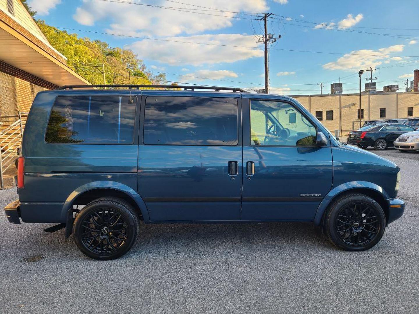 2001 BLUE GMC SAFARI XT (1GKDM19W11B) with an 4.3L engine, Automatic transmission, located at 117 North Cameron Street, Harrisburg, PA, 17101, (717) 963-8962, 40.267021, -76.875351 - WE FINANCE!!! Good Credit/ Bad Credit/ No Credit - ALL Trade-Ins Welcomed!!! ***Guaranteed Credit Approval*** APPLY ONLINE or CALL us TODAY ;) Please call us to discuss your cash and financing options. - Photo#6