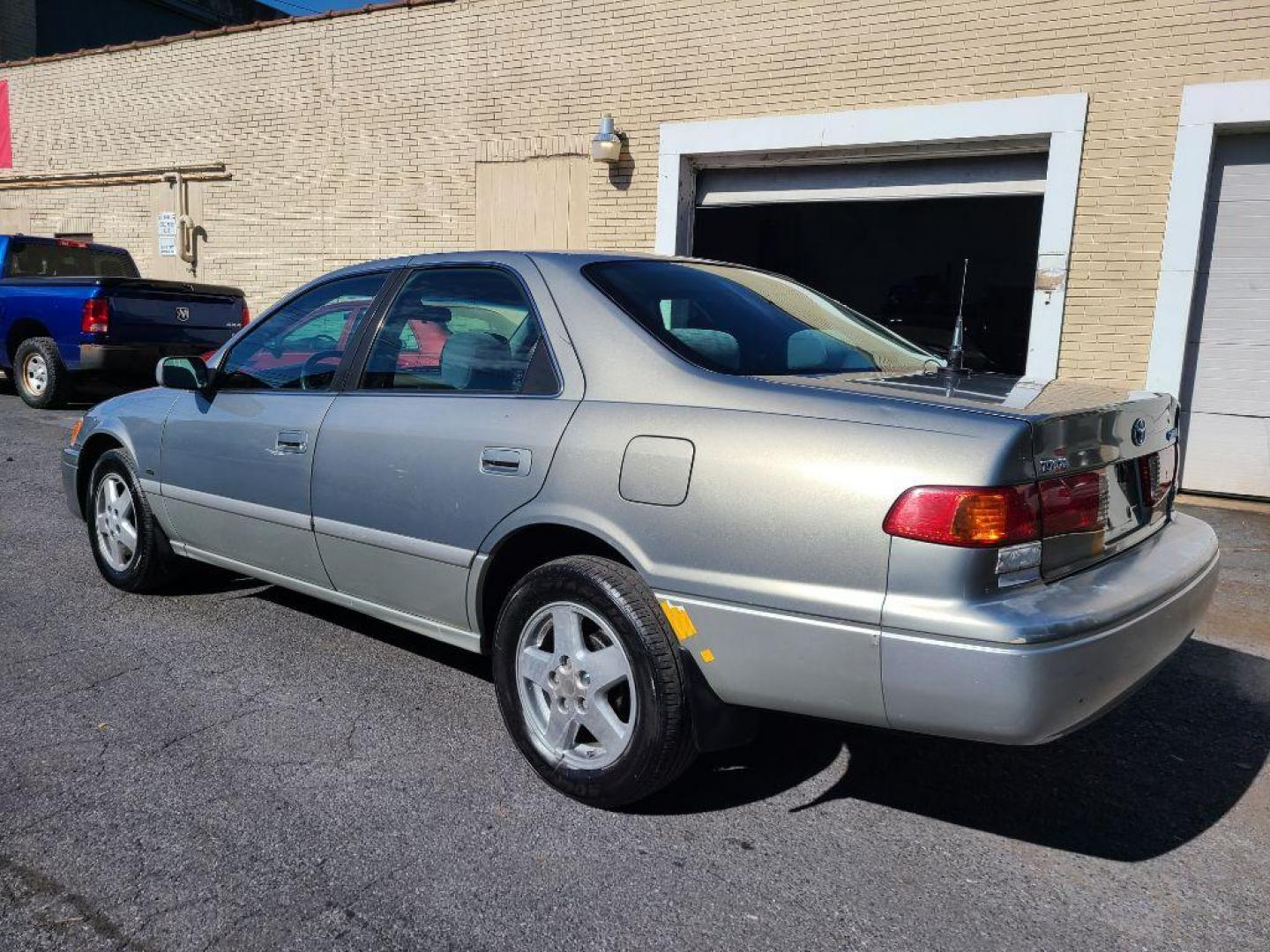 2001 GREY TOYOTA CAMRY CE (JT2BG22K510) with an 2.2L engine, Automatic transmission, located at 117 North Cameron Street, Harrisburg, PA, 17101, (717) 963-8962, 40.267021, -76.875351 - Photo#2