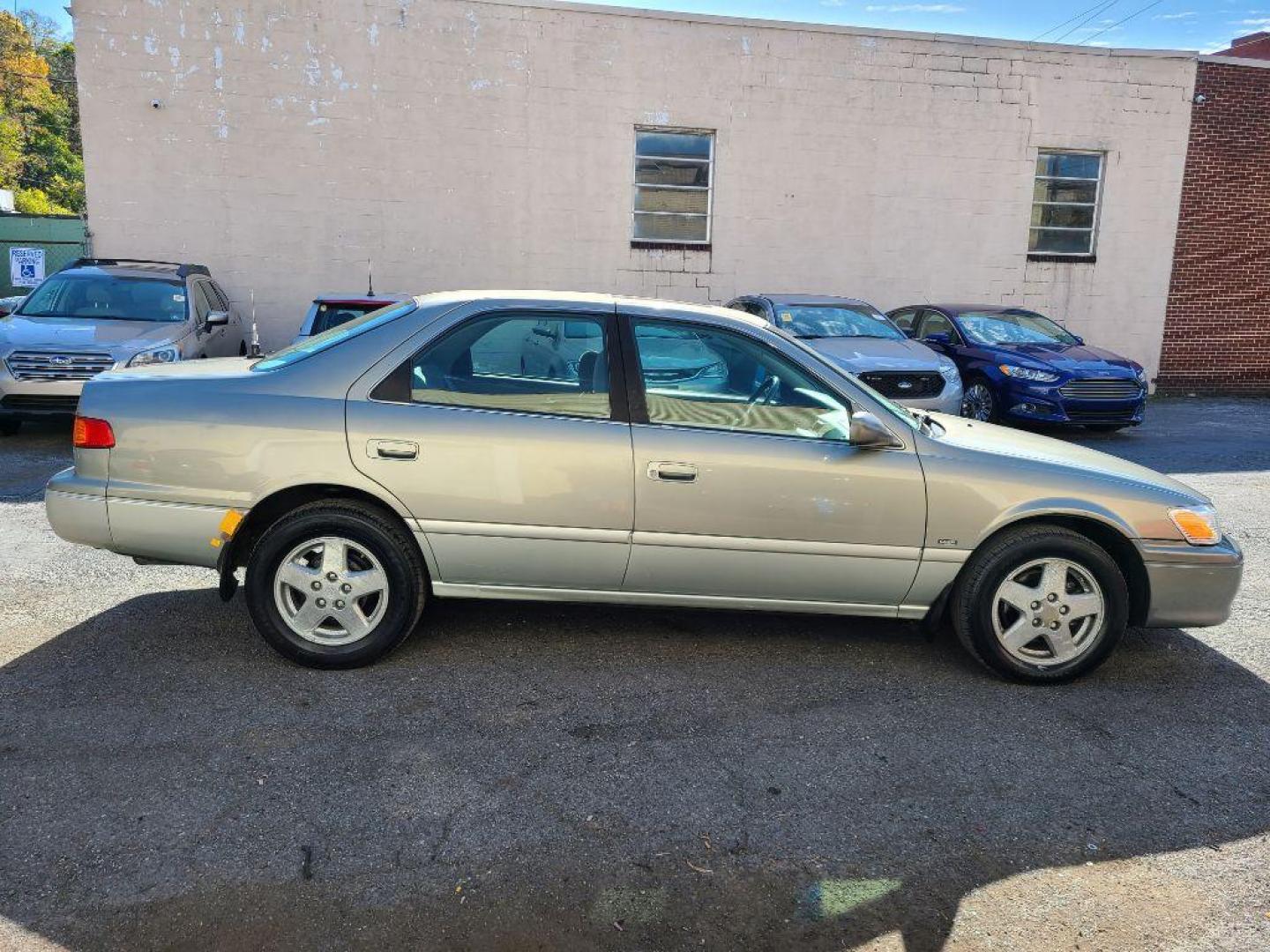 2001 GREY TOYOTA CAMRY CE (JT2BG22K510) with an 2.2L engine, Automatic transmission, located at 117 North Cameron Street, Harrisburg, PA, 17101, (717) 963-8962, 40.267021, -76.875351 - Photo#5