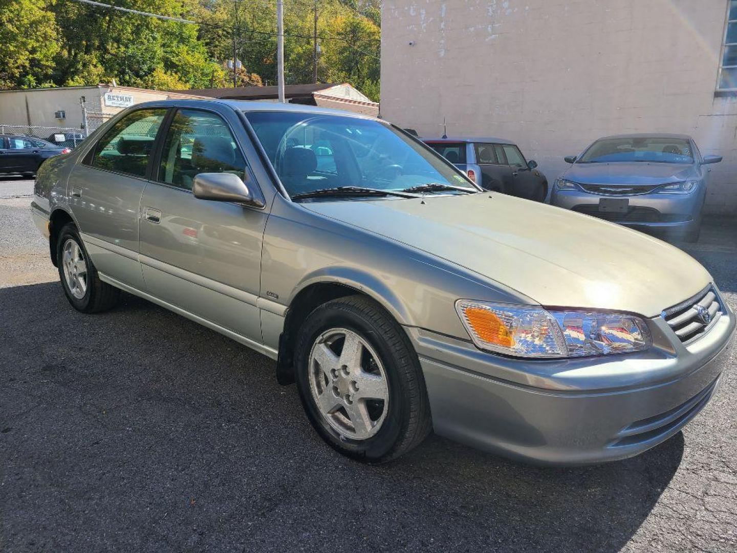 2001 GREY TOYOTA CAMRY CE (JT2BG22K510) with an 2.2L engine, Automatic transmission, located at 117 North Cameron Street, Harrisburg, PA, 17101, (717) 963-8962, 40.267021, -76.875351 - Photo#6