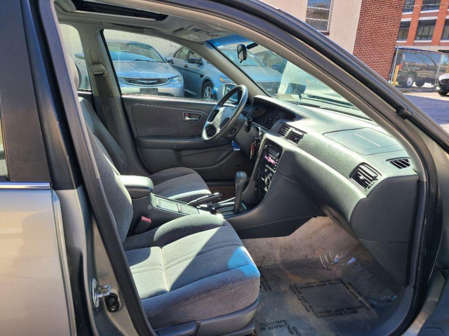 2001 GREY TOYOTA CAMRY CE (JT2BG22K510) with an 2.2L engine, Automatic transmission, located at 117 North Cameron Street, Harrisburg, PA, 17101, (717) 963-8962, 40.267021, -76.875351 - Photo#9