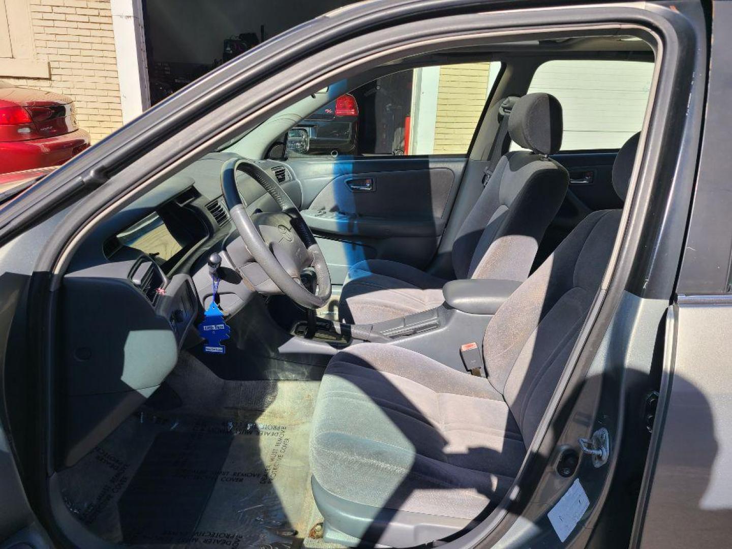 2001 GREY TOYOTA CAMRY CE (JT2BG22K510) with an 2.2L engine, Automatic transmission, located at 117 North Cameron Street, Harrisburg, PA, 17101, (717) 963-8962, 40.267021, -76.875351 - Photo#13