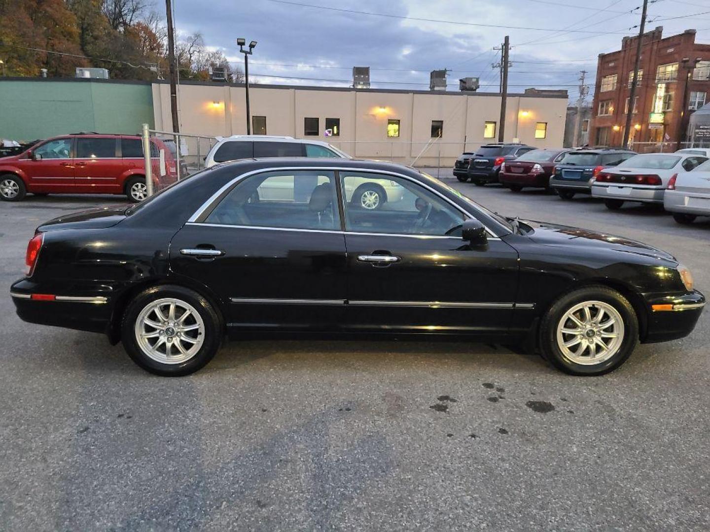 2002 BLACK HYUNDAI XG 350 (KMHFU45E72A) with an 3.5L engine, Automatic transmission, located at 117 North Cameron Street, Harrisburg, PA, 17101, (717) 963-8962, 40.267021, -76.875351 - Photo#5