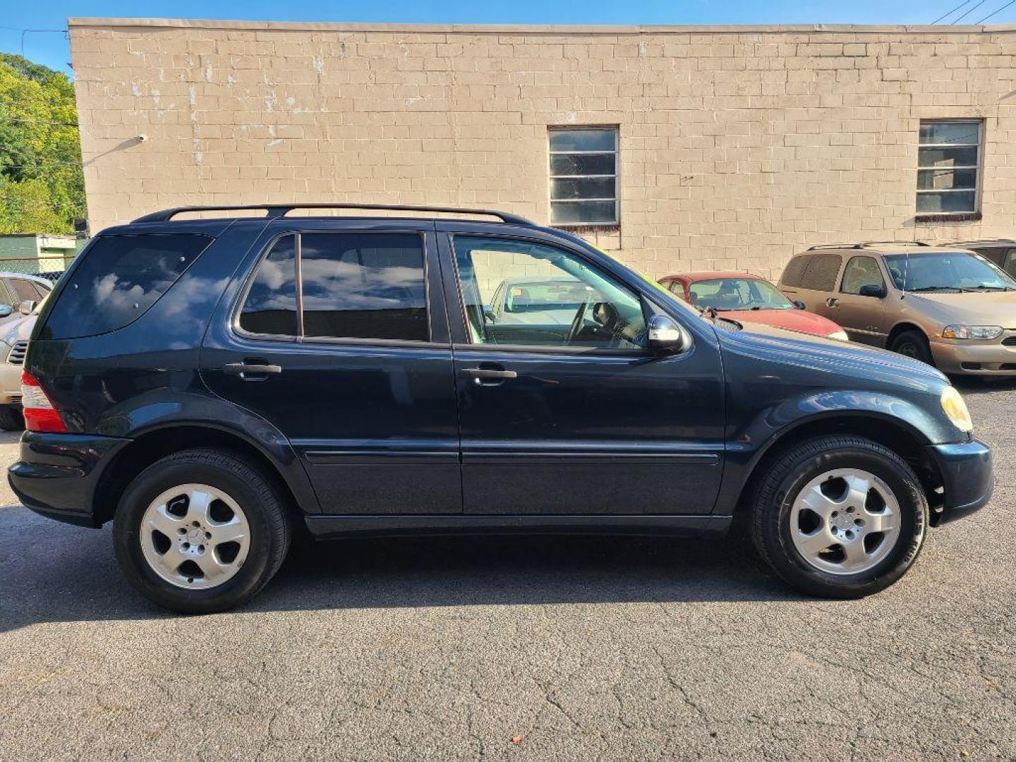 2002 BLUE MERCEDES-BENZ ML 320 (4JGAB54E12A) with an 3.2L engine, Automatic transmission, located at 117 North Cameron Street, Harrisburg, PA, 17101, (717) 963-8962, 40.267021, -76.875351 - WE FINANCE!!! Good Credit/ Bad Credit/ No Credit - ALL Trade-Ins Welcomed!!! ***Guaranteed Credit Approval*** APPLY ONLINE or CALL us TODAY ;) Internet Prices and Marketplace Prices are SPECIAL discounted ***CASH DEALS*** Retail Prices are higher. Please call us to discuss your cash and finan - Photo#5
