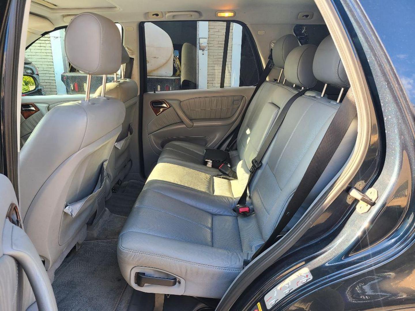 2002 BLUE MERCEDES-BENZ ML 320 (4JGAB54E12A) with an 3.2L engine, Automatic transmission, located at 117 North Cameron Street, Harrisburg, PA, 17101, (717) 963-8962, 40.267021, -76.875351 - WE FINANCE!!! Good Credit/ Bad Credit/ No Credit - ALL Trade-Ins Welcomed!!! ***Guaranteed Credit Approval*** APPLY ONLINE or CALL us TODAY ;) Internet Prices and Marketplace Prices are SPECIAL discounted ***CASH DEALS*** Retail Prices are higher. Please call us to discuss your cash and finan - Photo#13